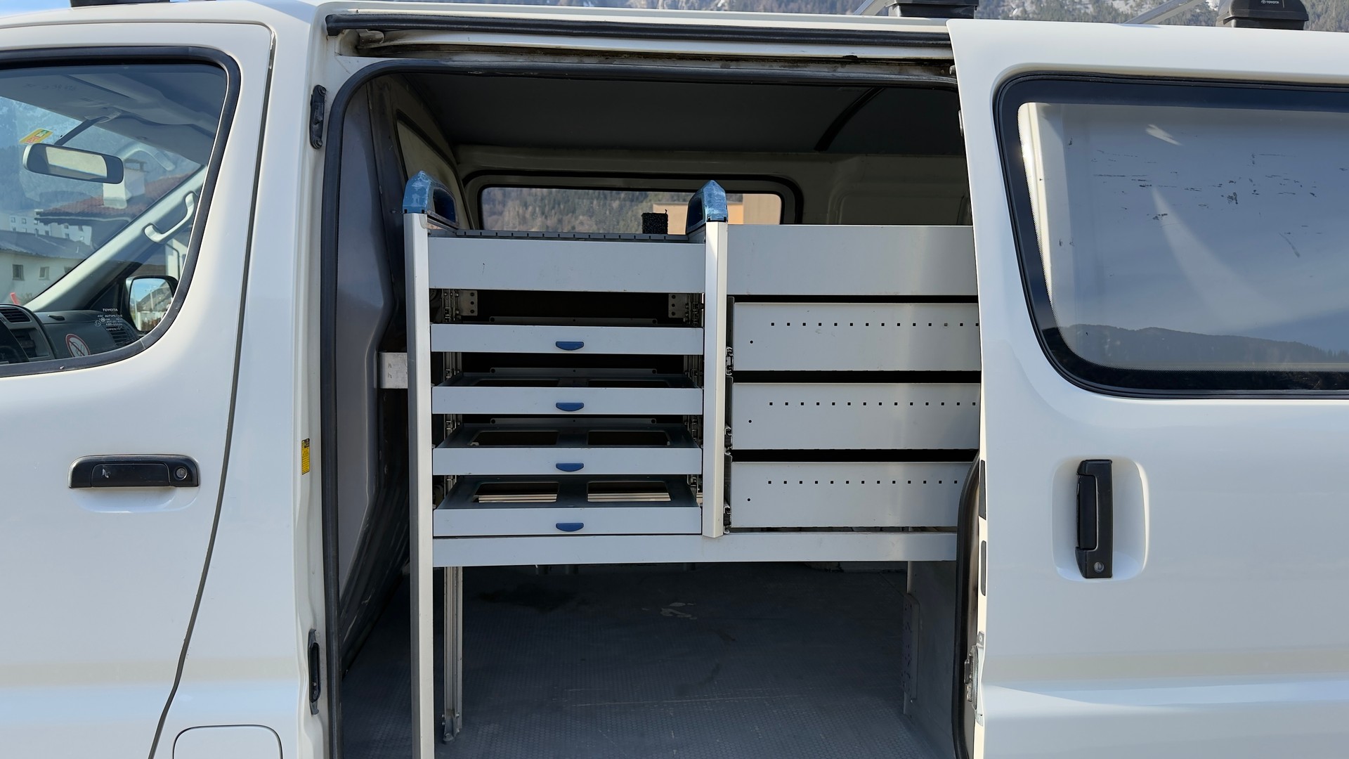 TOYOTA Hiace D-4D Van 4WD SWB-image-11
