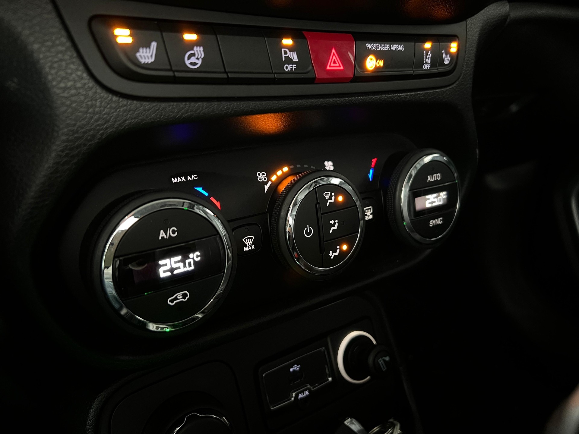JEEP Renegade 1.4 Turbo Limited AWD-image-16