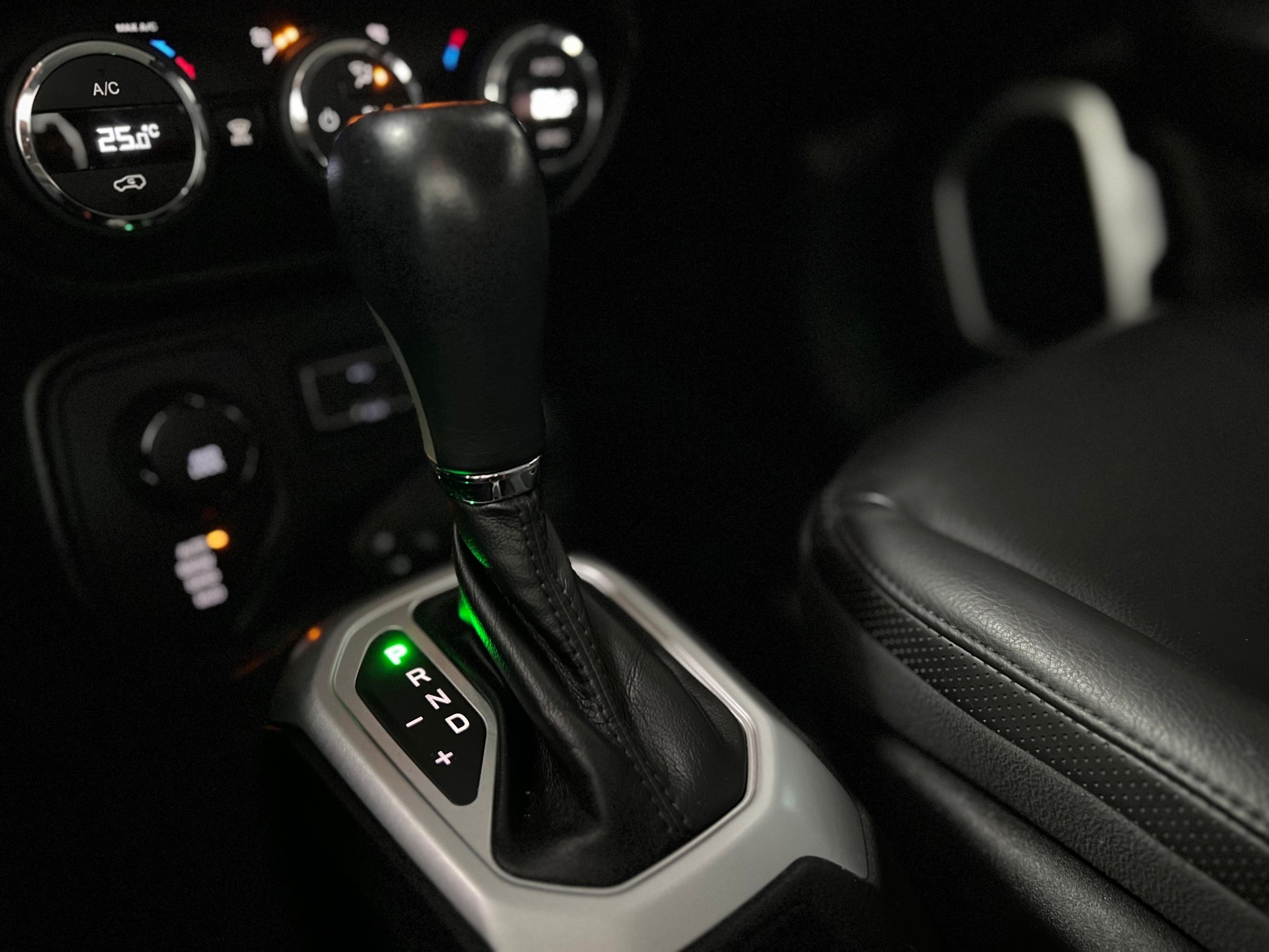 JEEP Renegade 1.4 Turbo Limited AWD-image-13