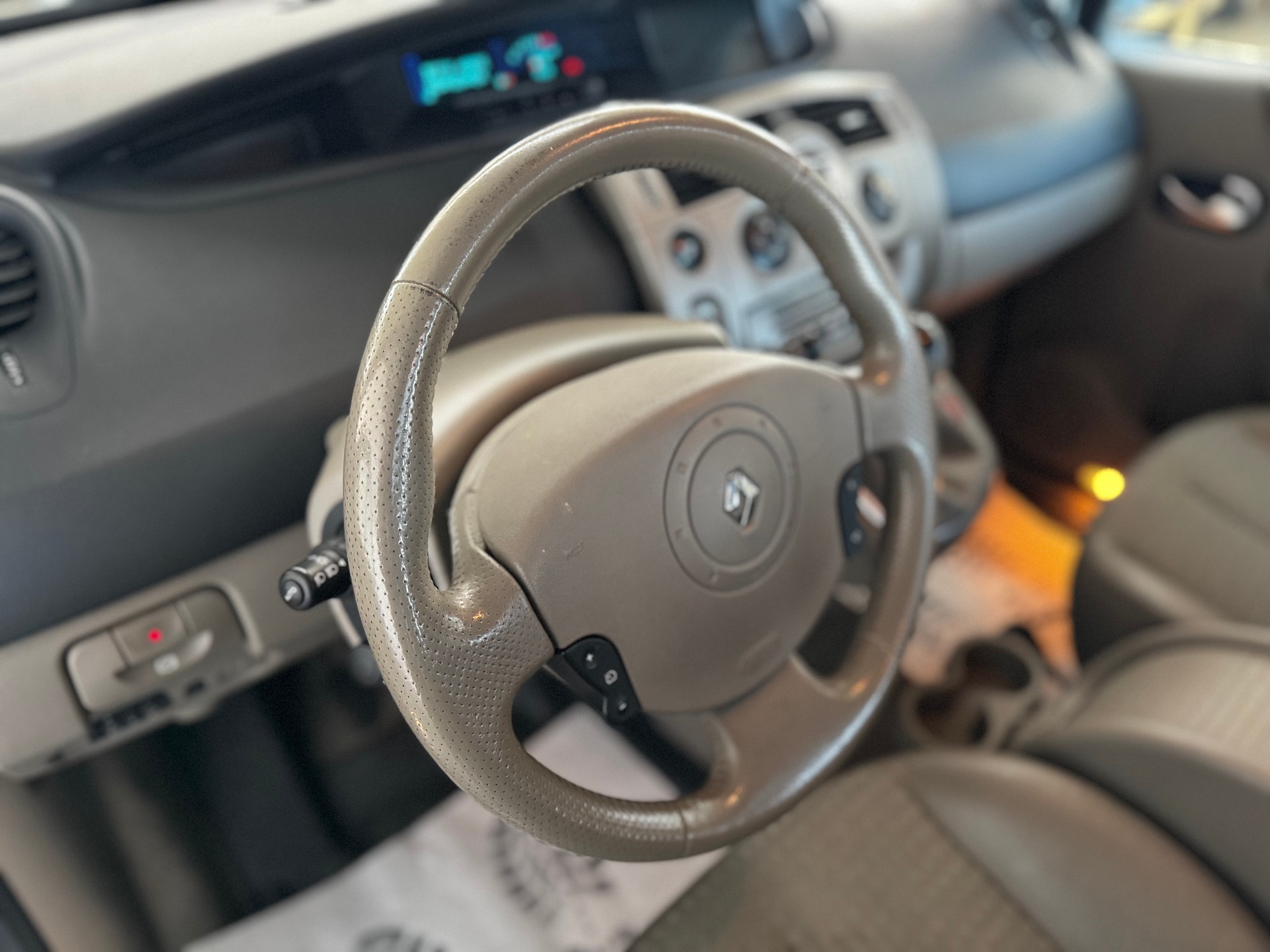 RENAULT Scénic 2.0 dCi Privilège-image-11