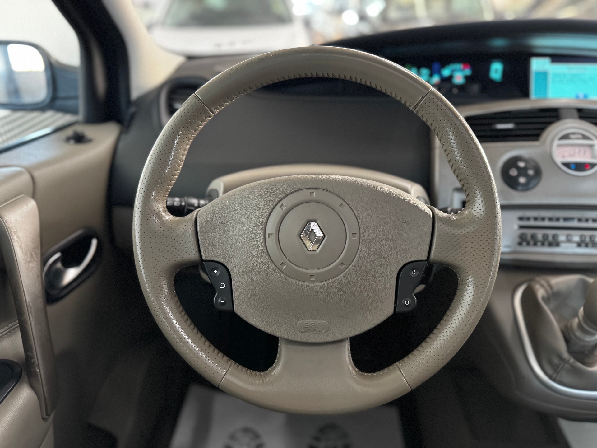 RENAULT Scénic 2.0 dCi Privilège-image-17