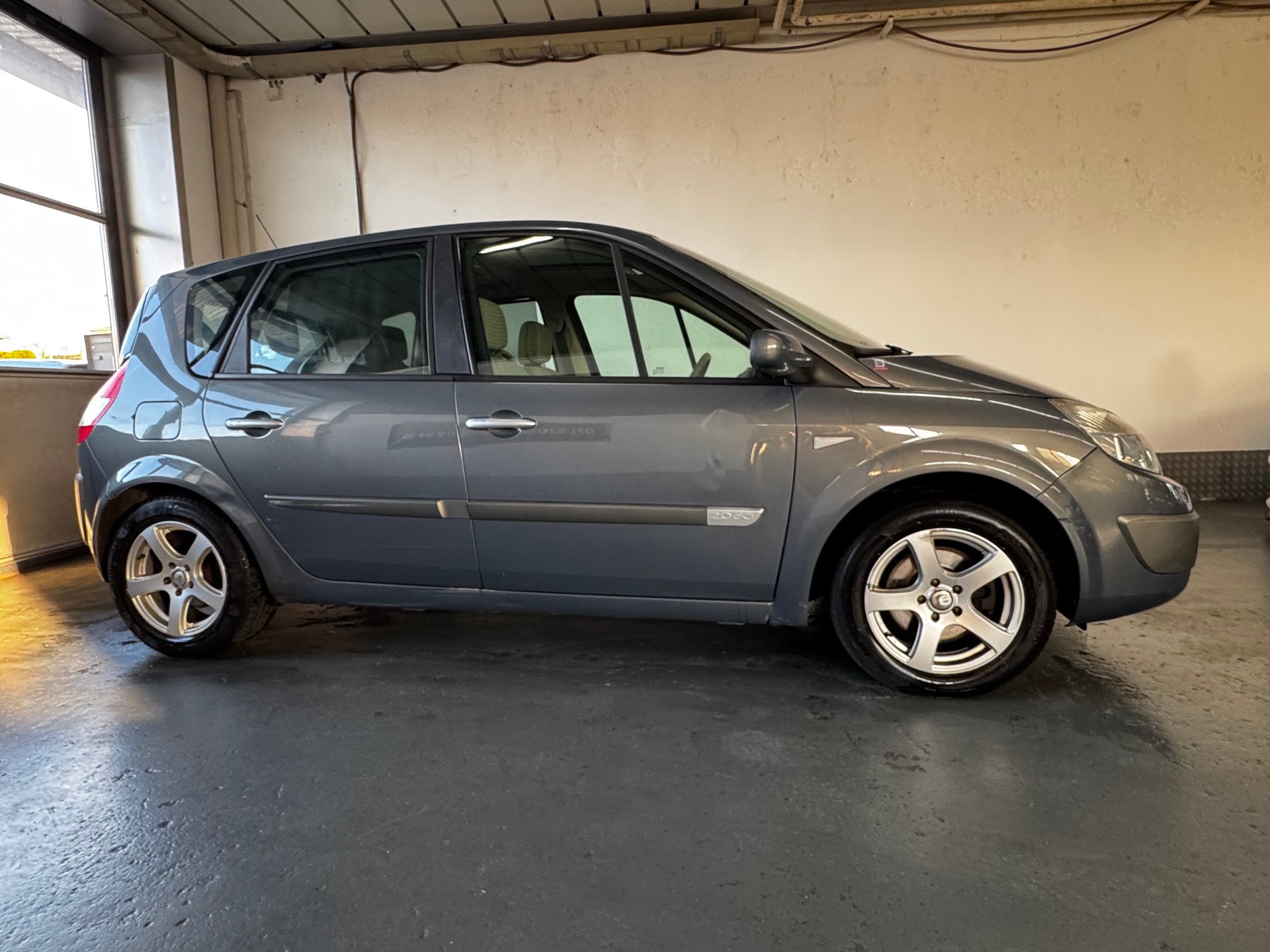 RENAULT Scénic 2.0 dCi Privilège-image-6