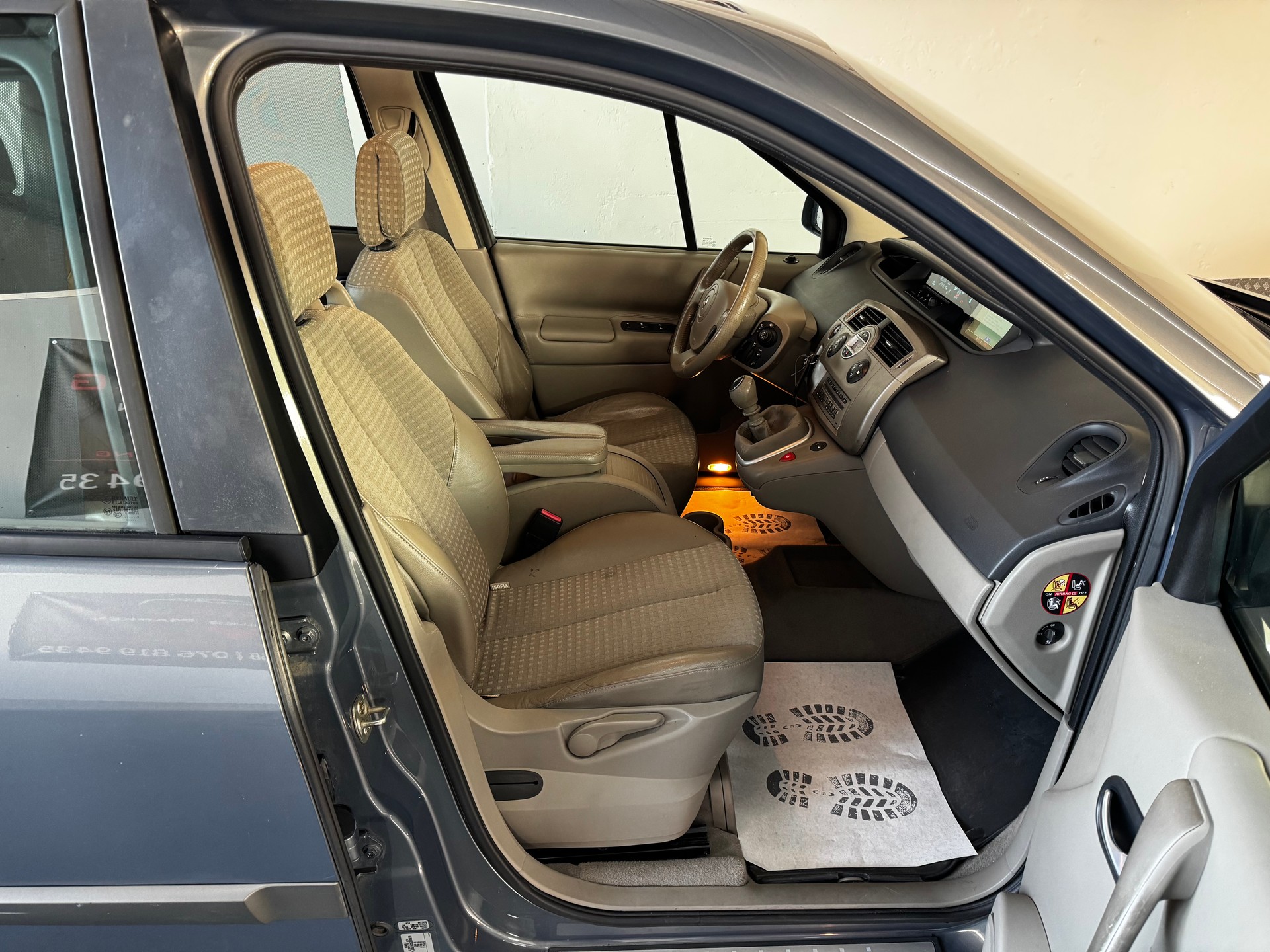 RENAULT Scénic 2.0 dCi Privilège-image-18