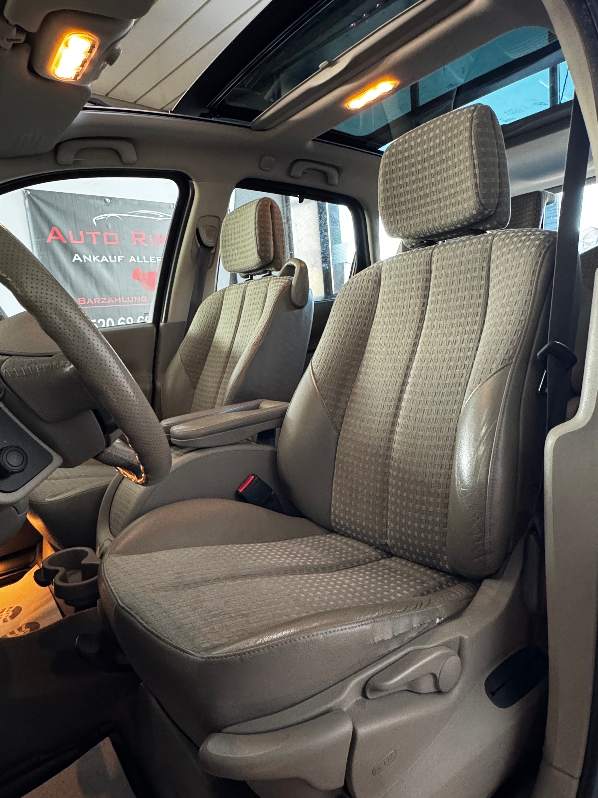 RENAULT Scénic 2.0 dCi Privilège-image-12