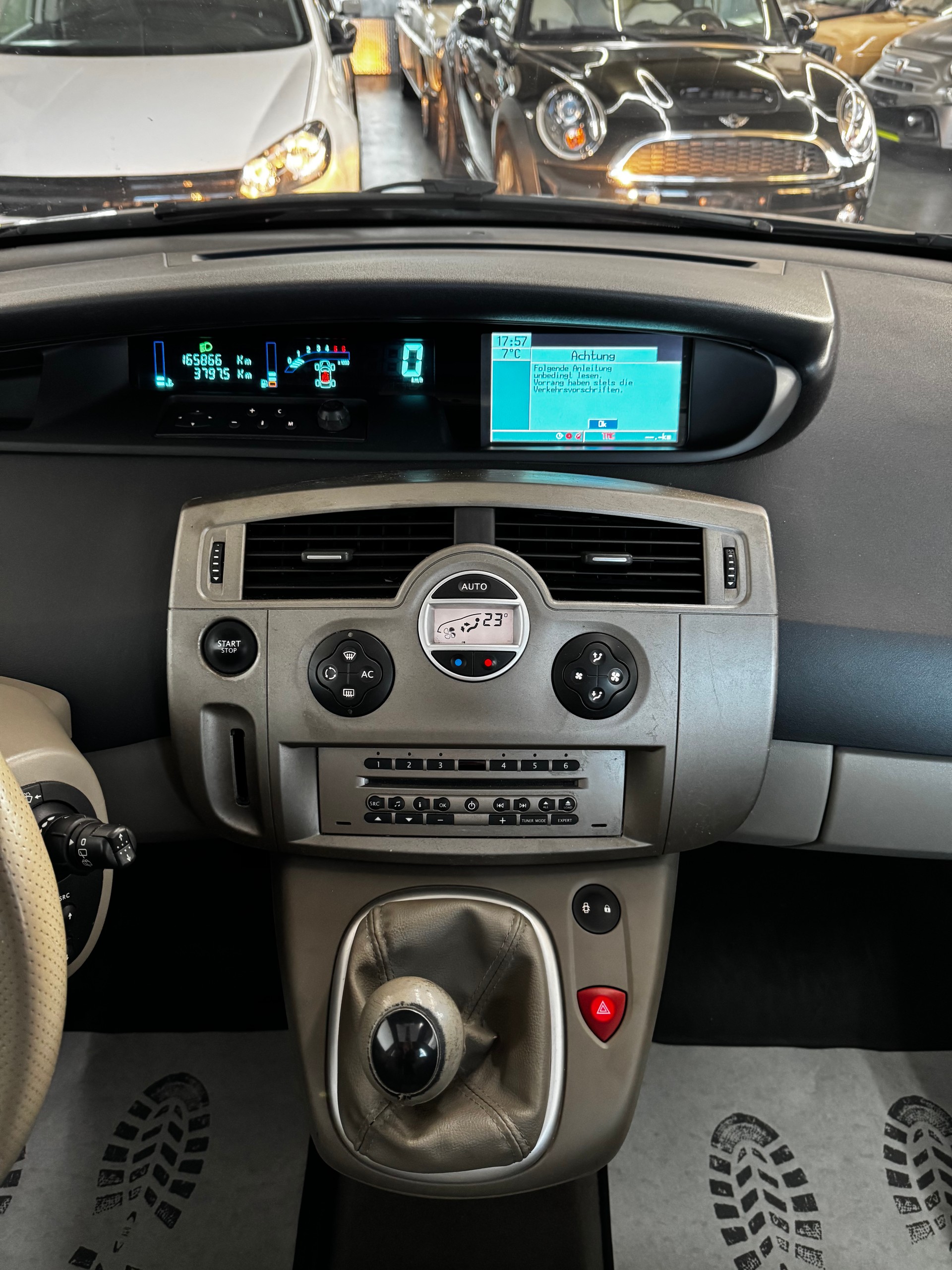 RENAULT Scénic 2.0 dCi Privilège-image-16