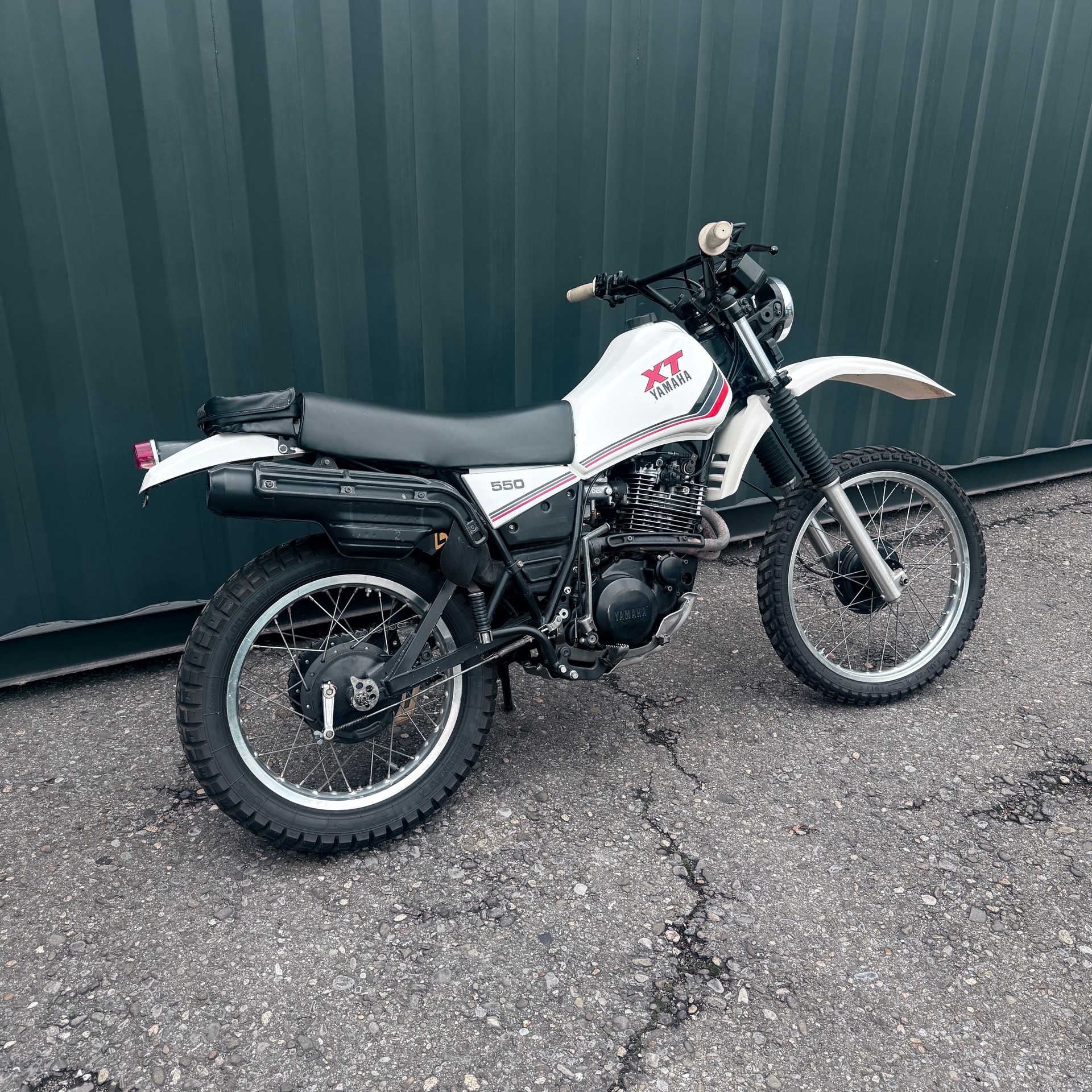 YAMAHA XT 550-showroom-element-2