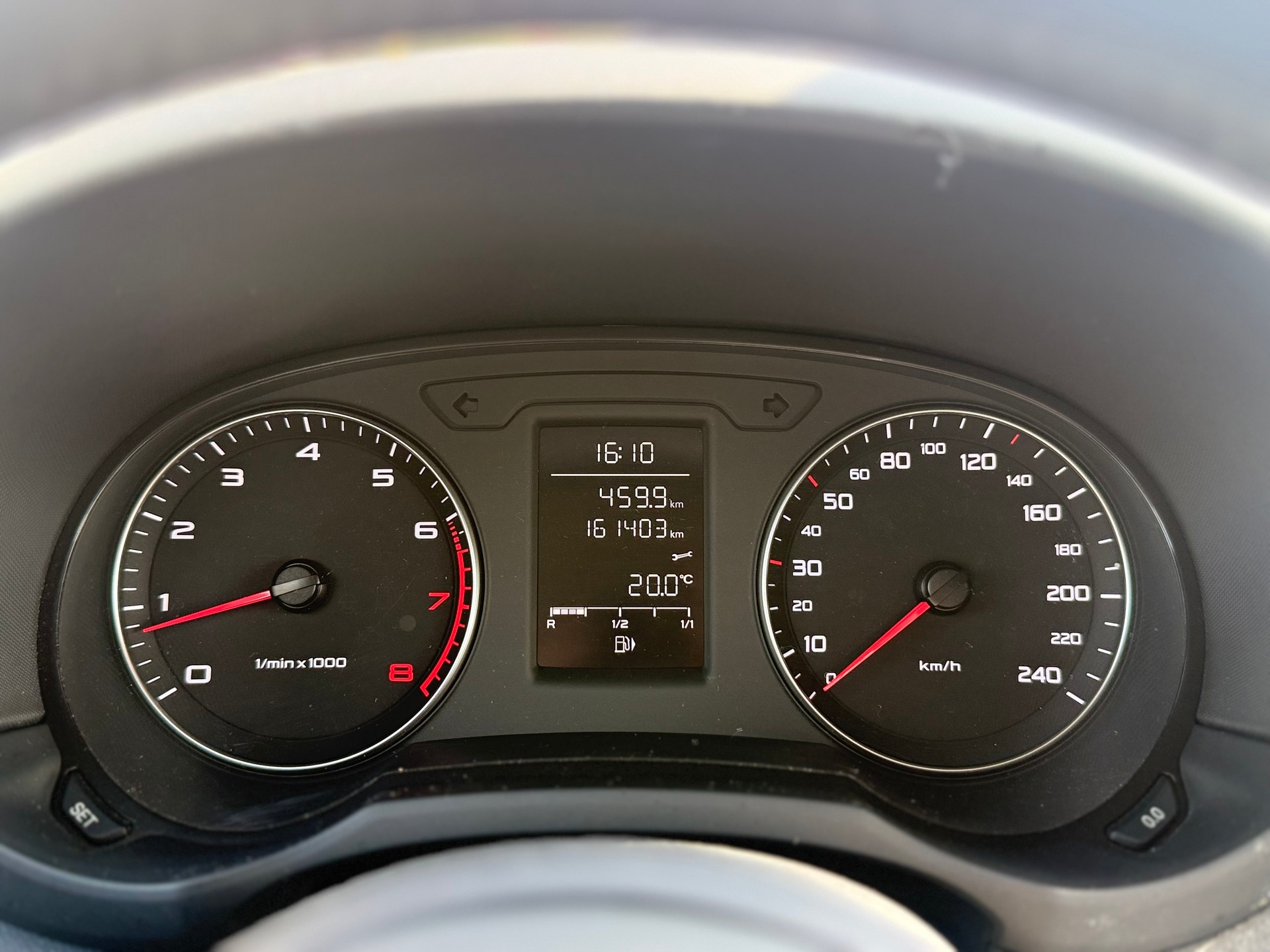 AUDI A1 1.4 TFSI Attraction-image-12