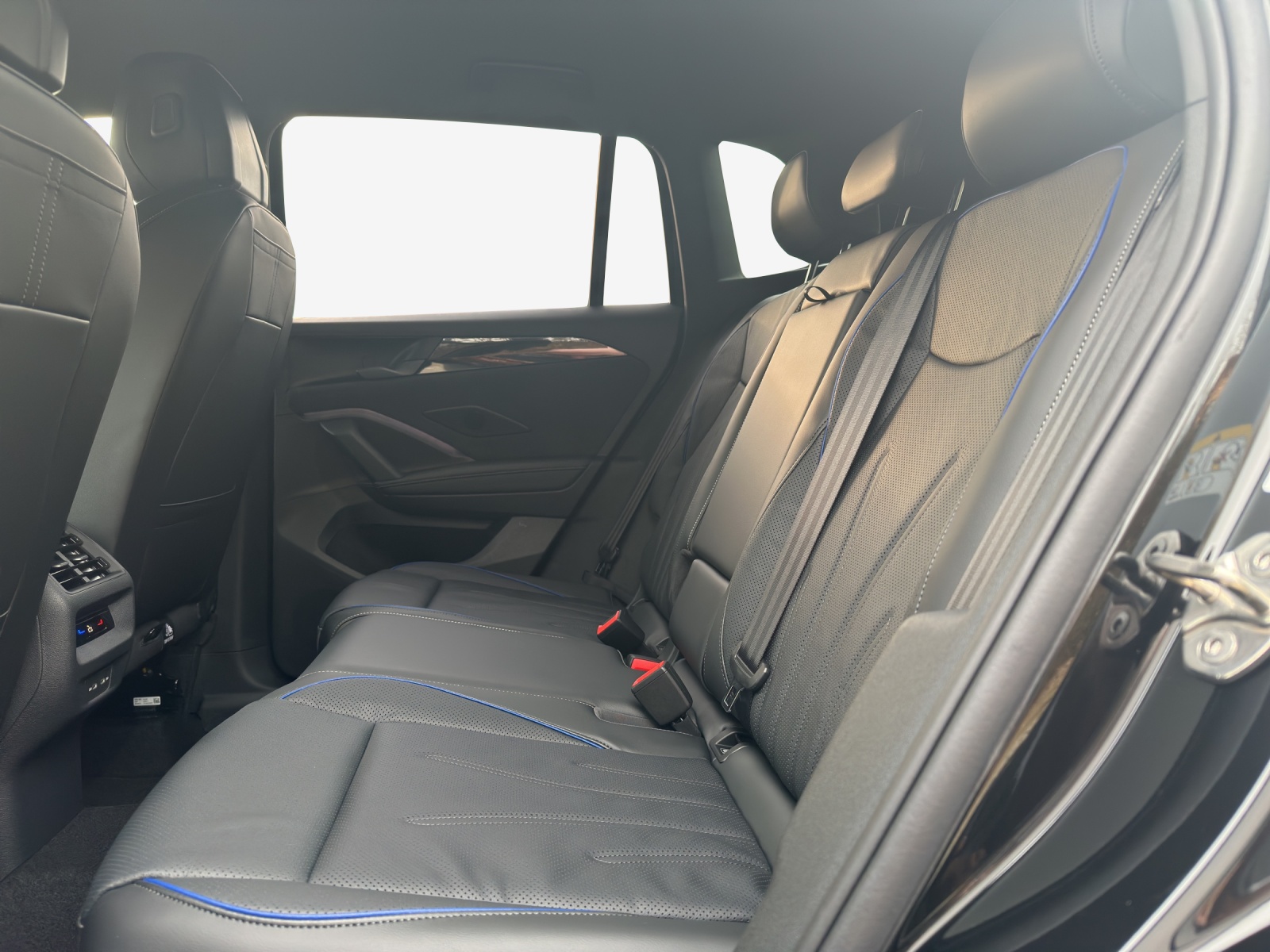 VW Tiguan 2.0 TDI SCR R-Line 4Motion DSG-image-9