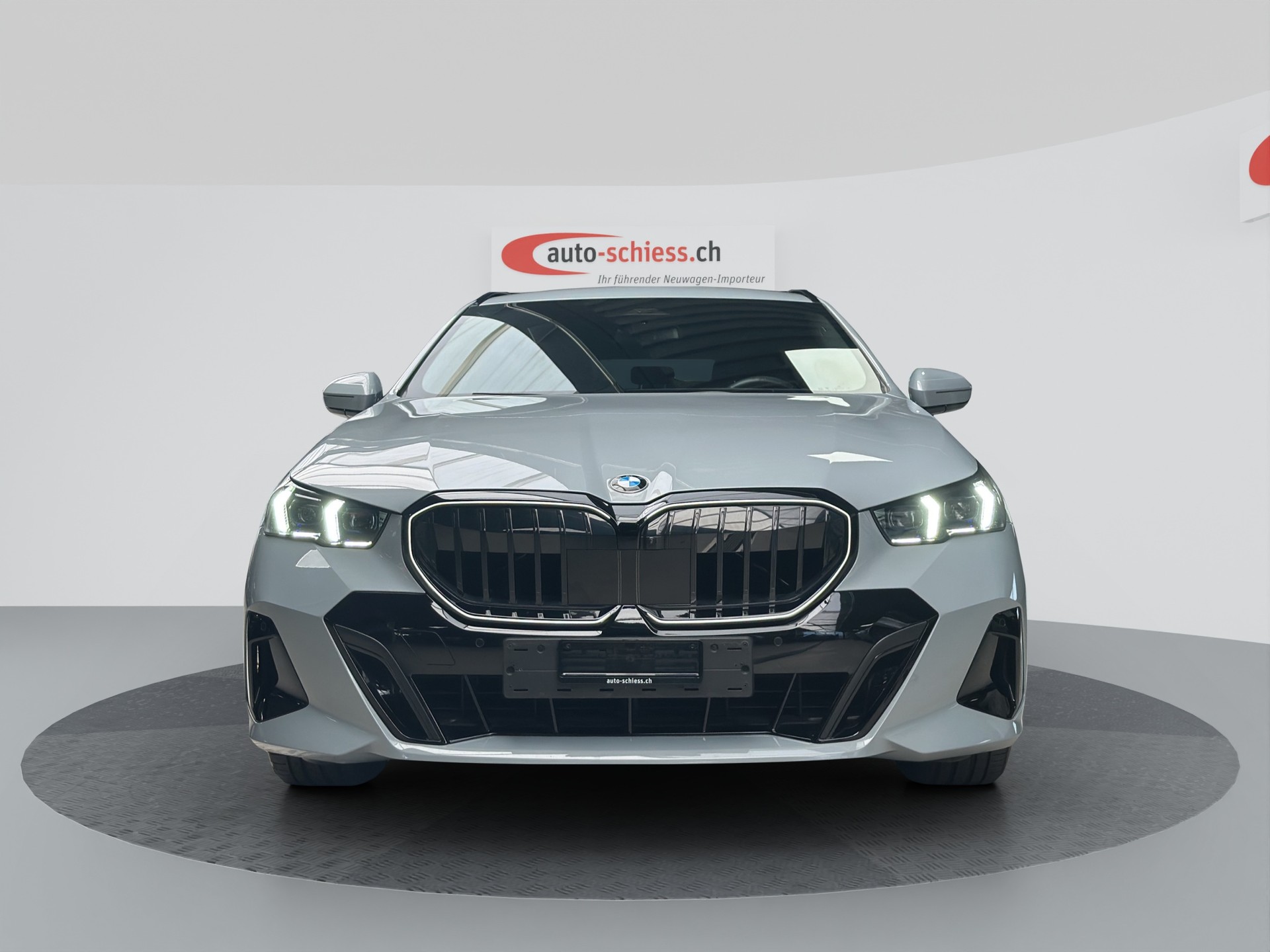 BMW 520i sDrive 48V Touring M Sport Pro Iconic Glow Steptronic-image-1