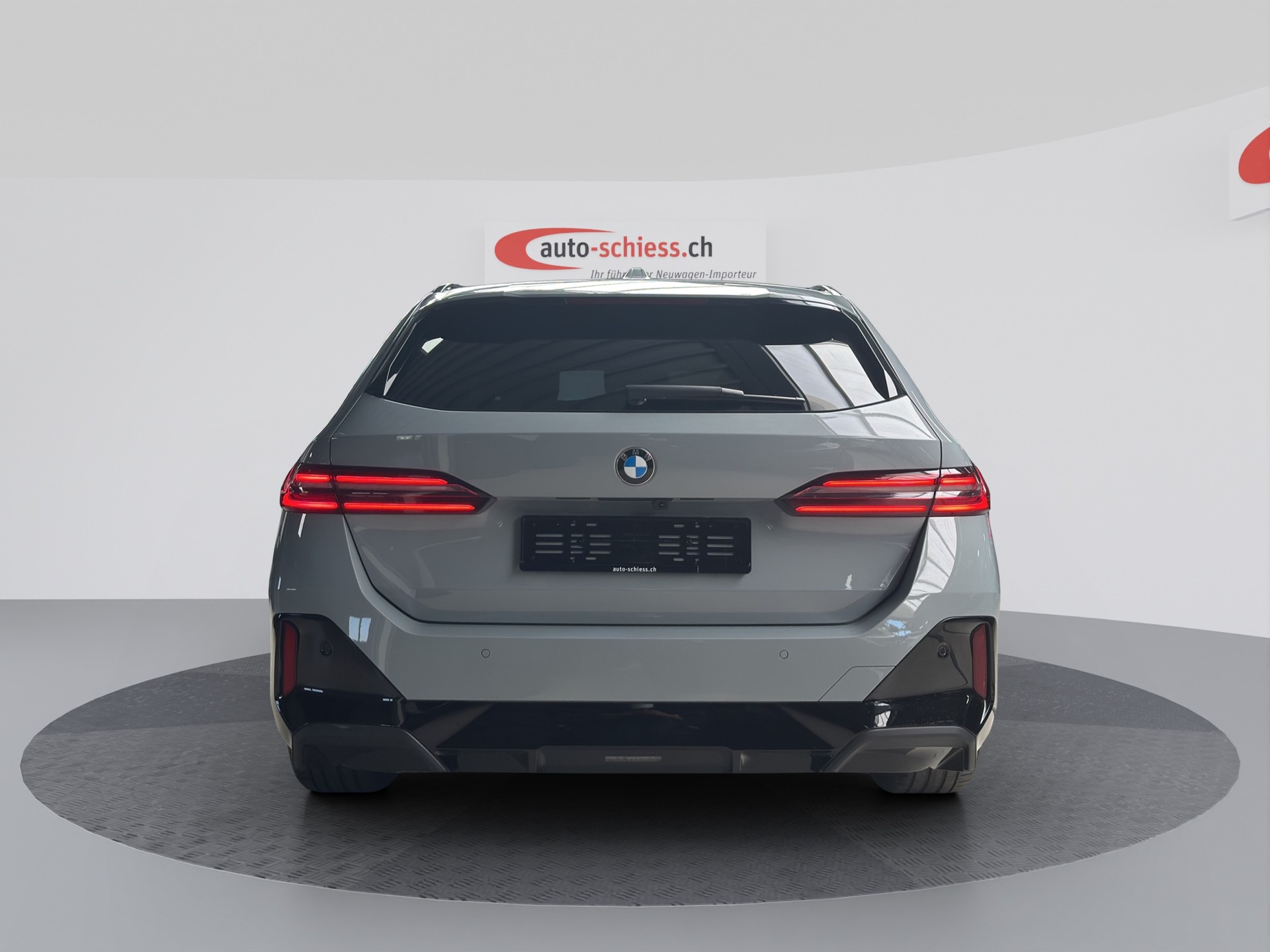 BMW 520i sDrive 48V Touring M Sport Pro Iconic Glow Steptronic-image-3