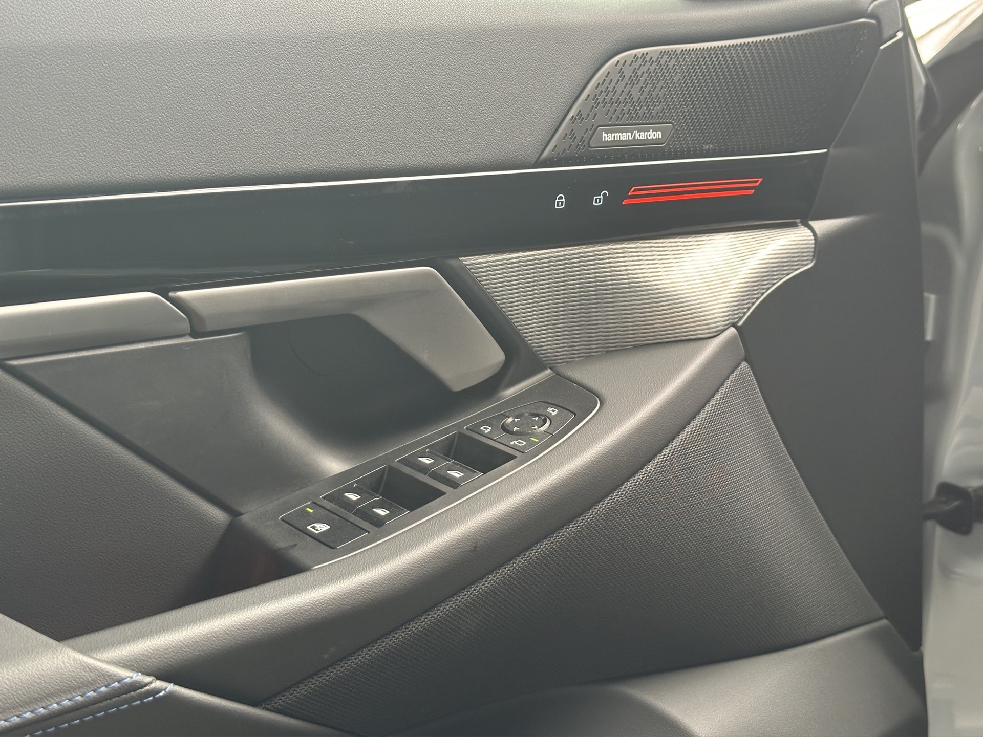 BMW 520i sDrive 48V Touring M Sport Pro Iconic Glow Steptronic-image-8