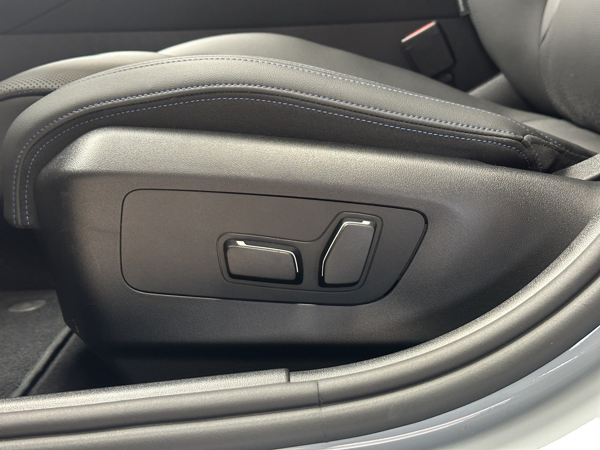 BMW 520i sDrive 48V Touring M Sport Pro Iconic Glow Steptronic-image-9