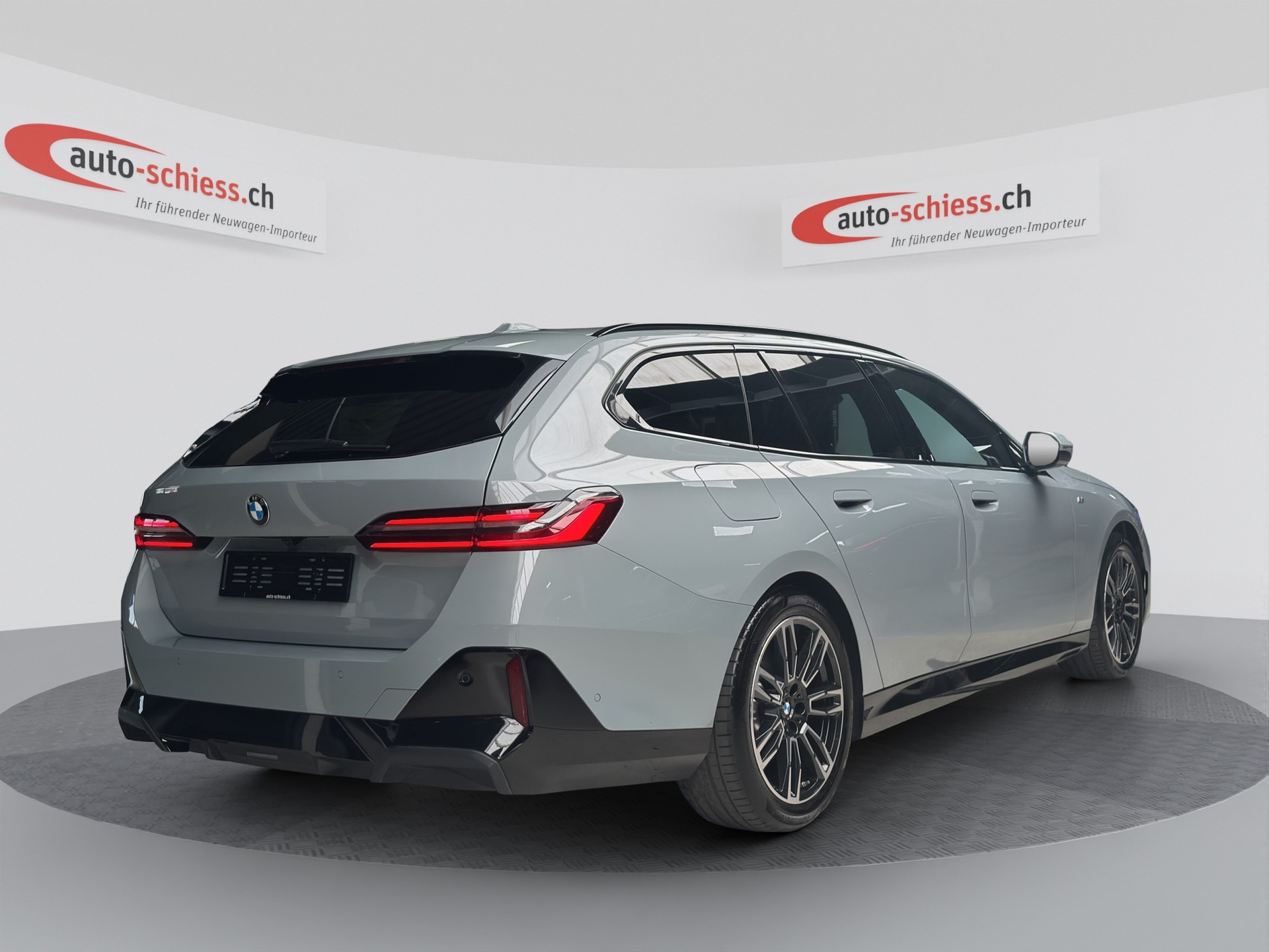BMW 520i sDrive 48V Touring M Sport Pro Iconic Glow Steptronic-image-4