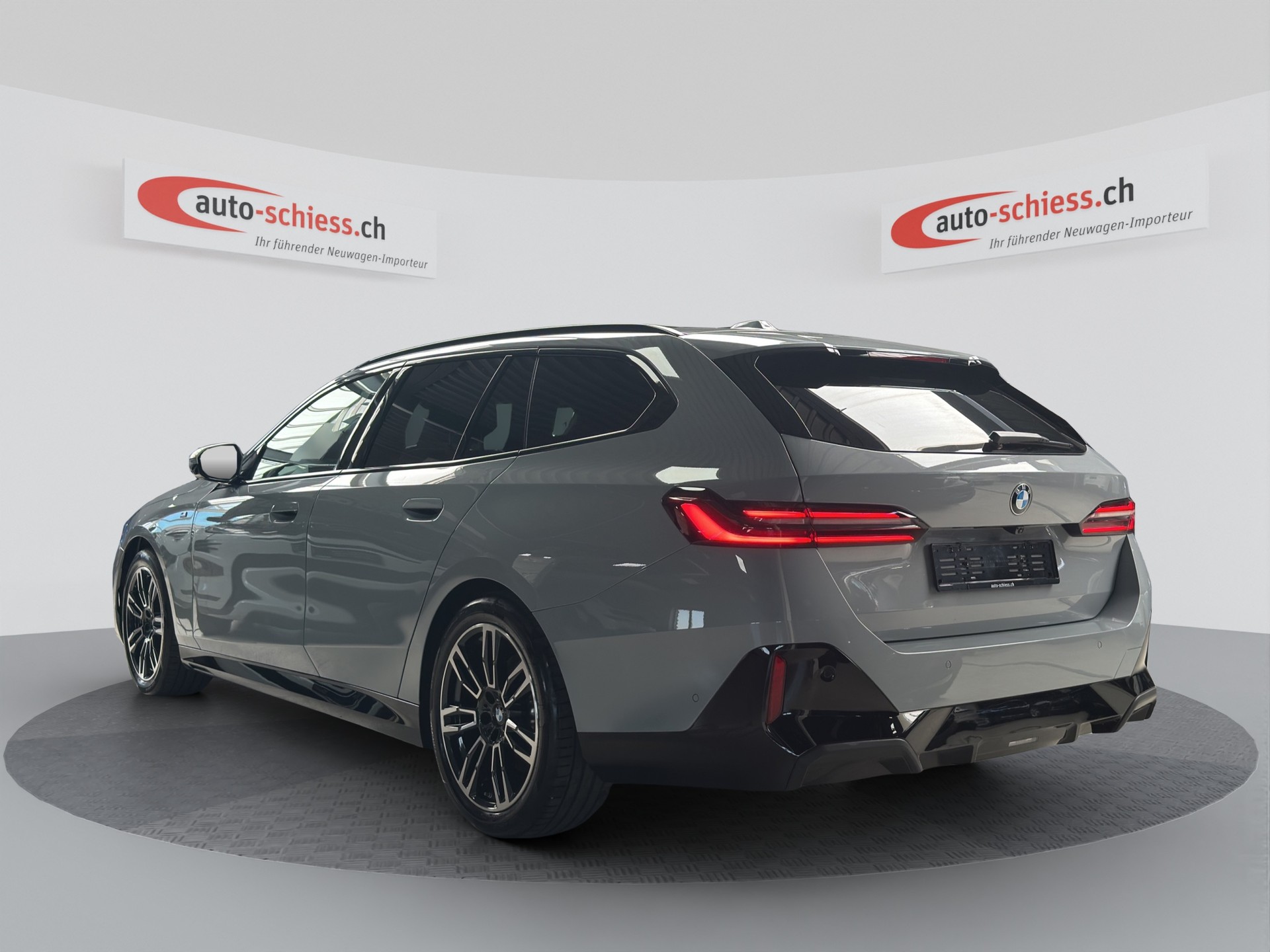 BMW 520i sDrive 48V Touring M Sport Pro Iconic Glow Steptronic-image-2