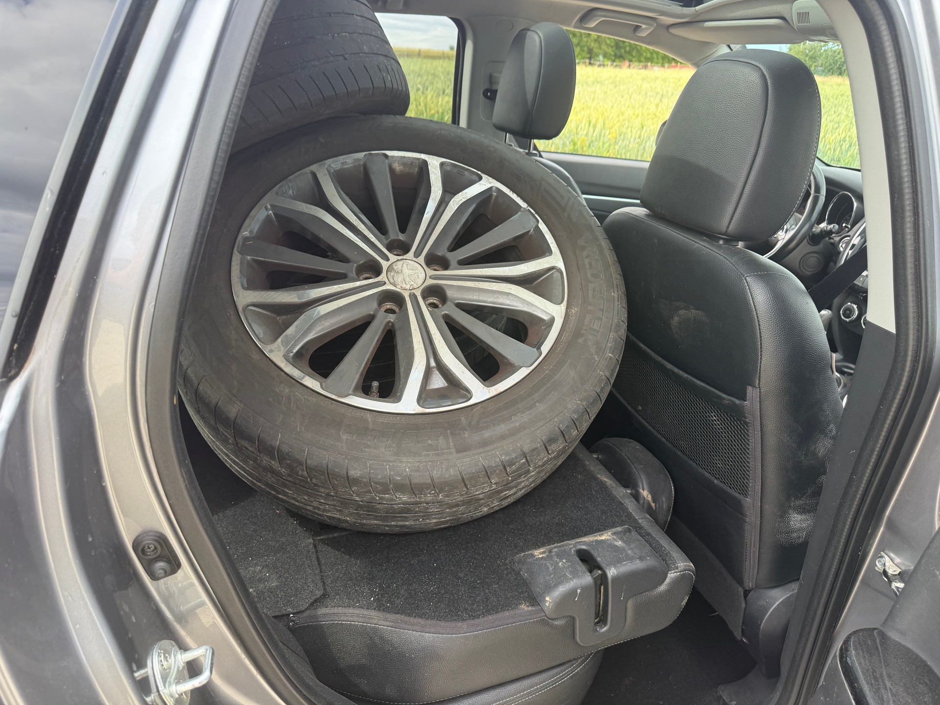 PEUGEOT 4008 1.8 HDi Allure 4WD-image-9