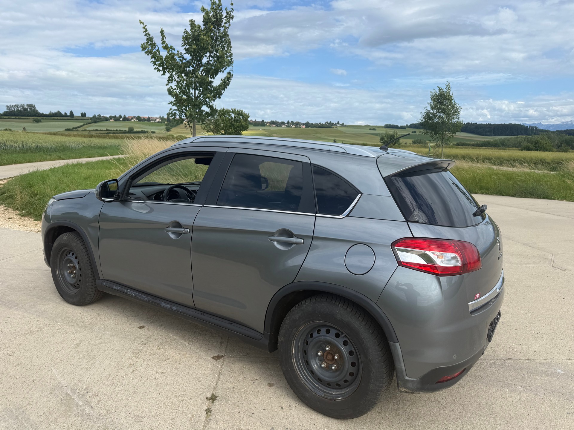PEUGEOT 4008 1.8 HDi Allure 4WD-image-2