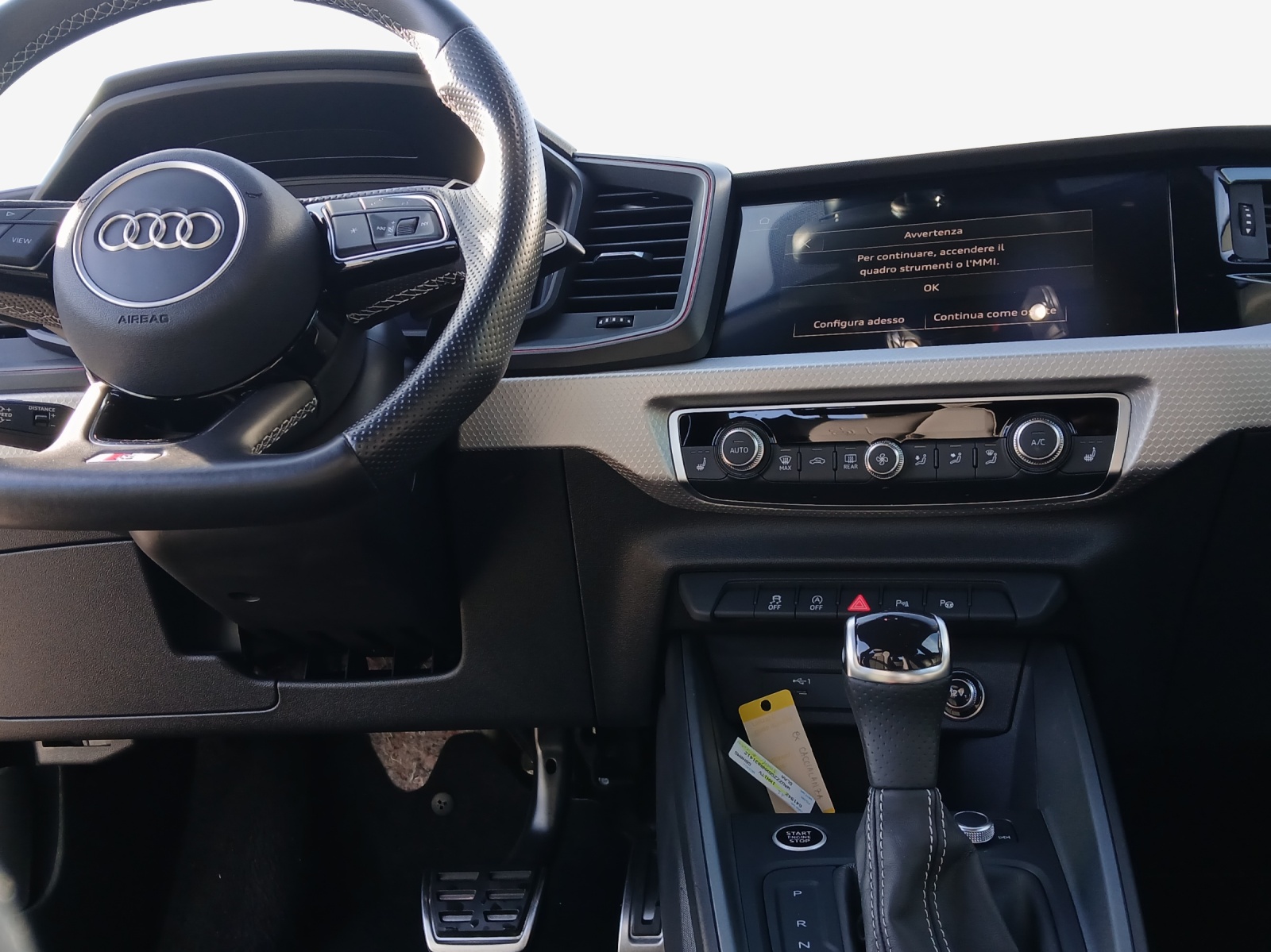 AUDI A1 City Carver 30 TFSI Attraction S-tronic-image-8