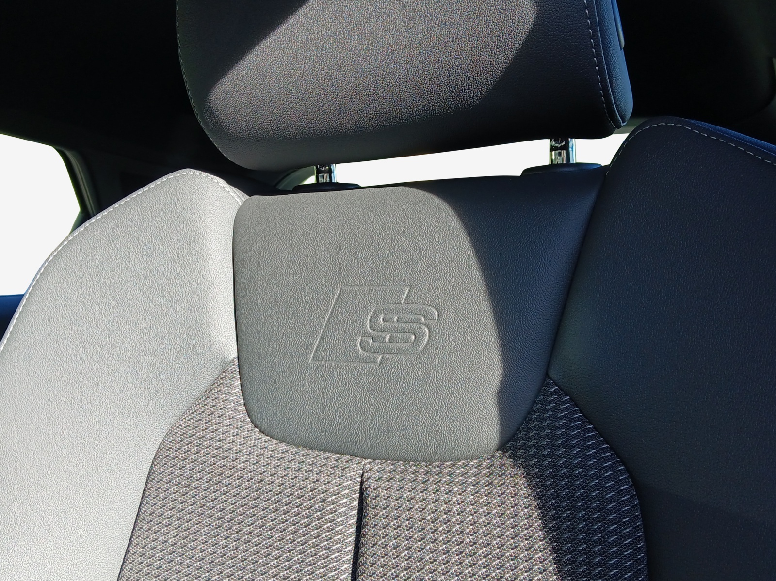 AUDI A1 City Carver 30 TFSI Attraction S-tronic-image-14