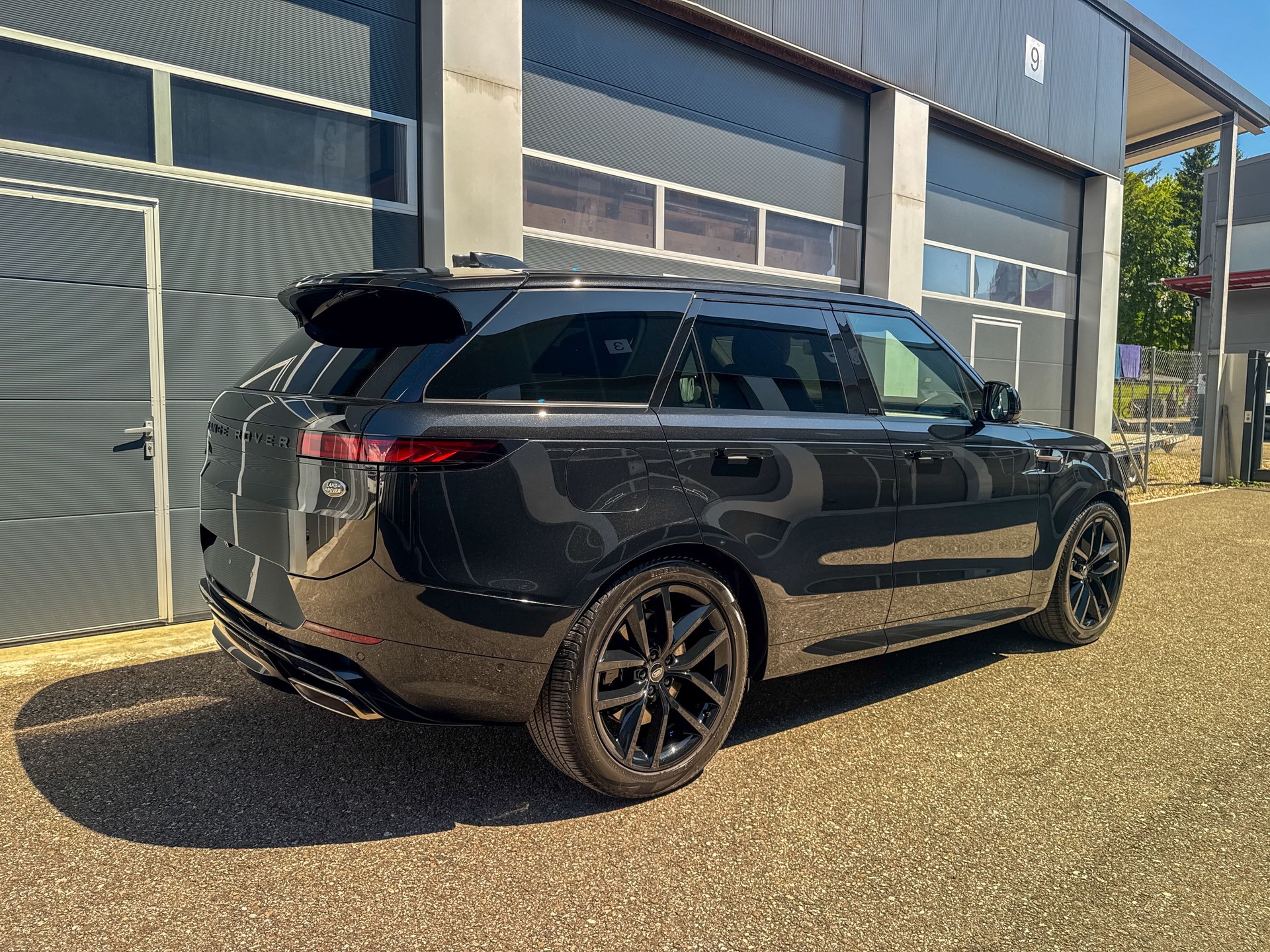 LAND ROVER 3.0 Si6 P510e First Edition-image-2
