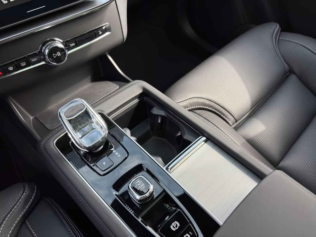 VOLVO XC90 T8 AWD PluginHybrid Dark Edition Geartronic-image-17