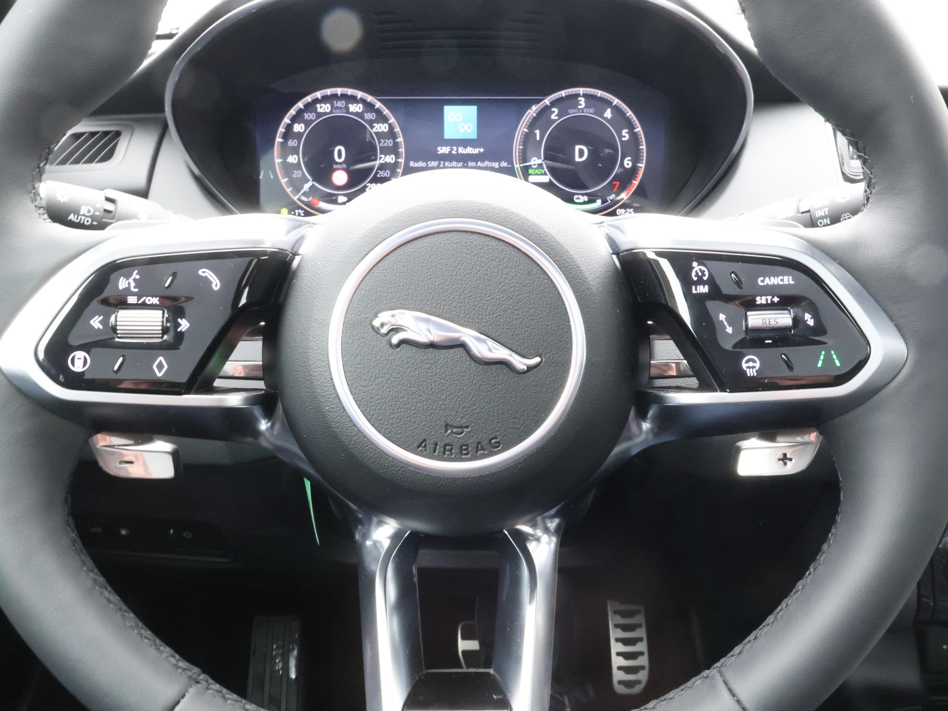JAGUAR E-Pace 1.5 T 270e R-Dynamic SE AWD-image-18