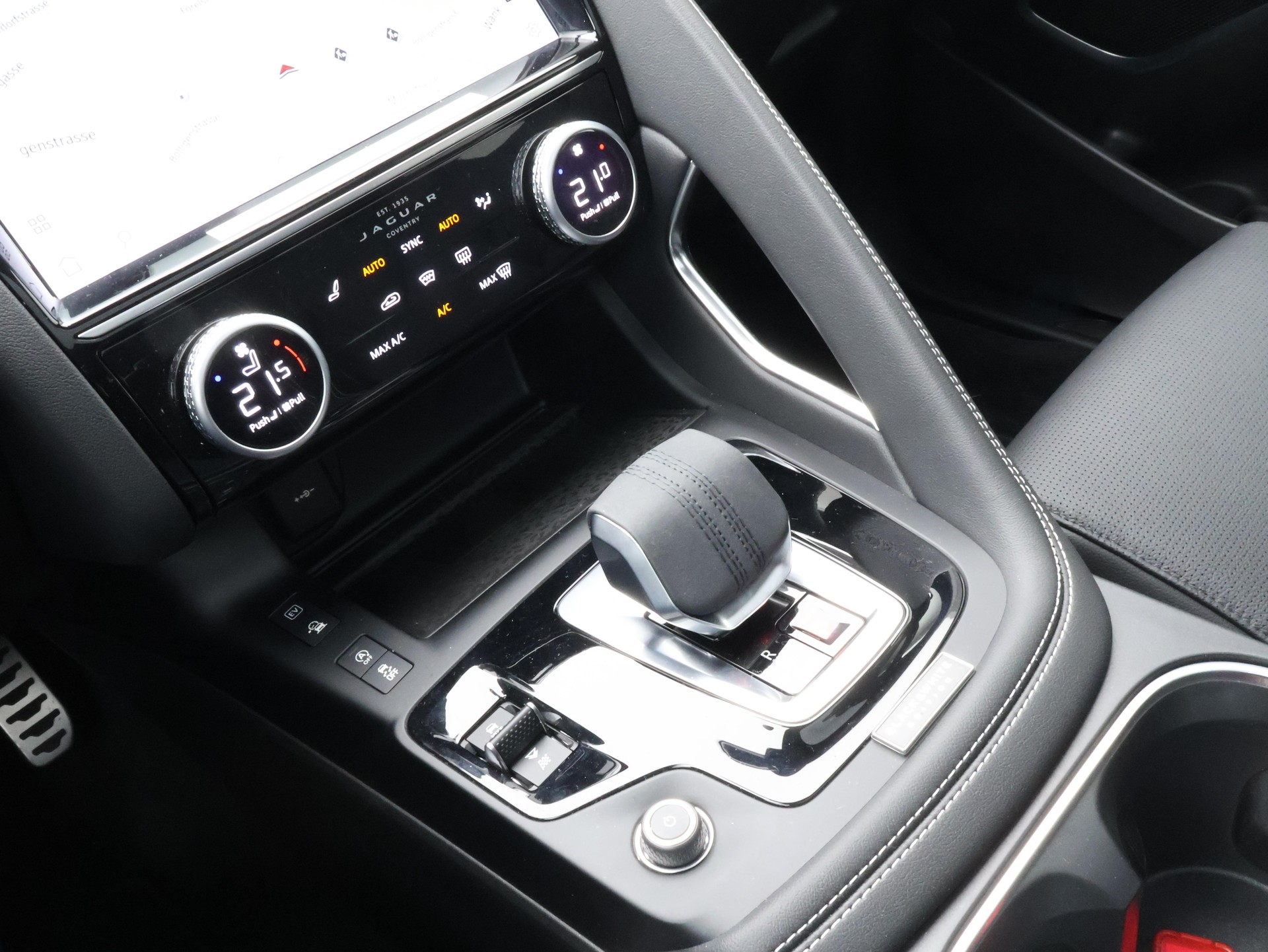 JAGUAR E-Pace 1.5 T 270e R-Dynamic SE AWD-image-13