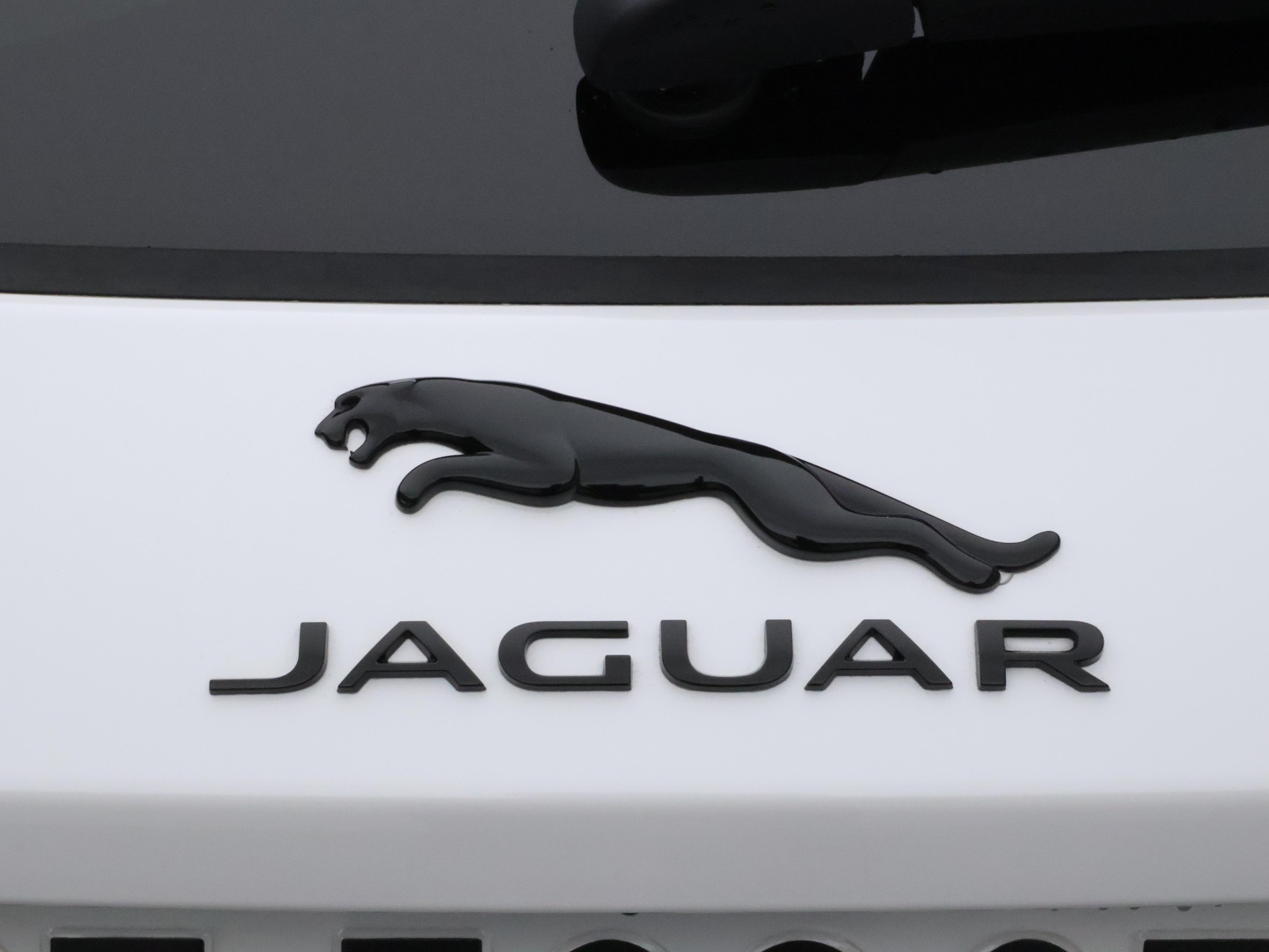 JAGUAR E-Pace 1.5 T 270e R-Dynamic SE AWD-image-17