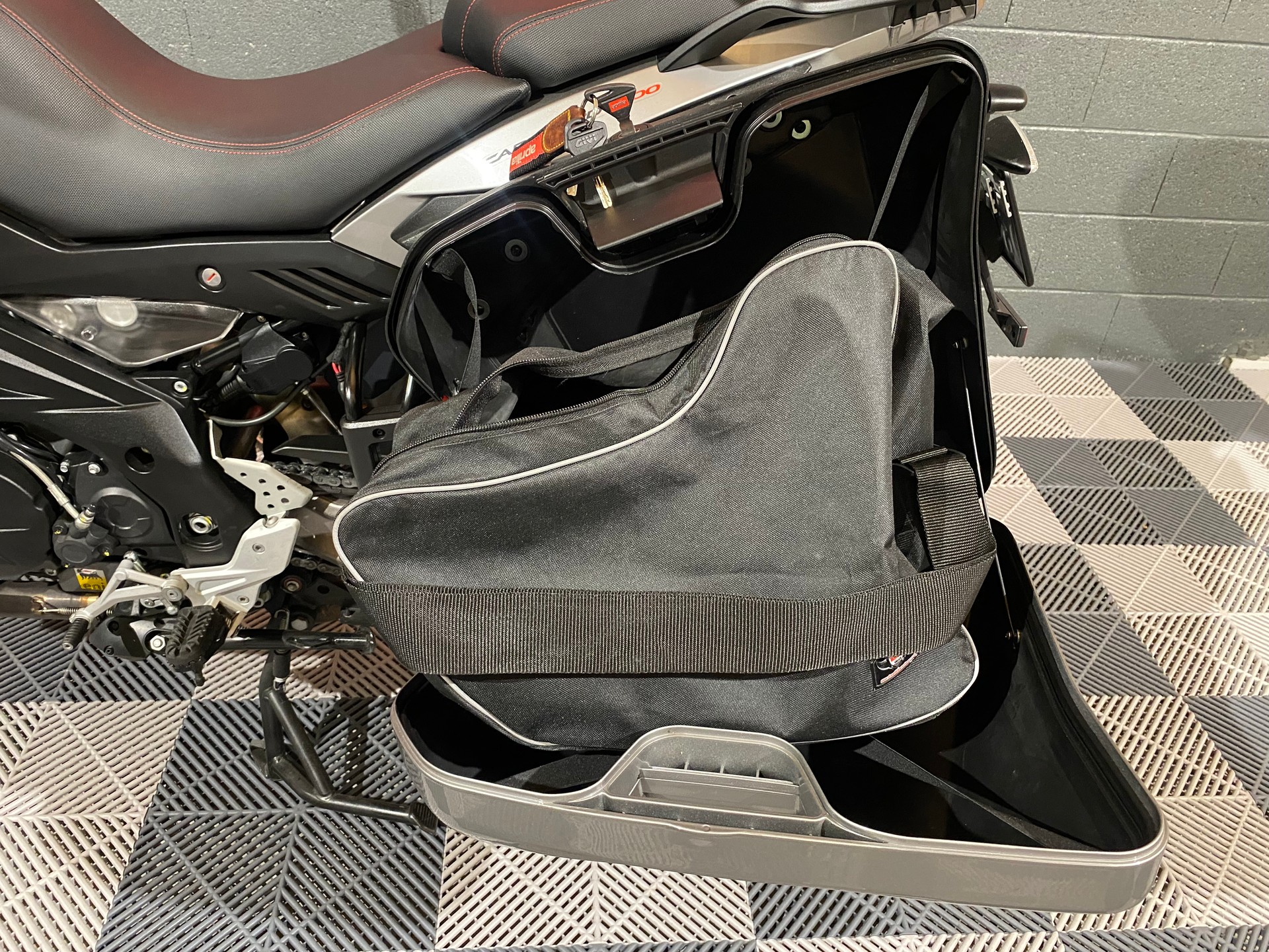 APRILIA Caponord 1200 ABS/TC Travel Pack-image-14