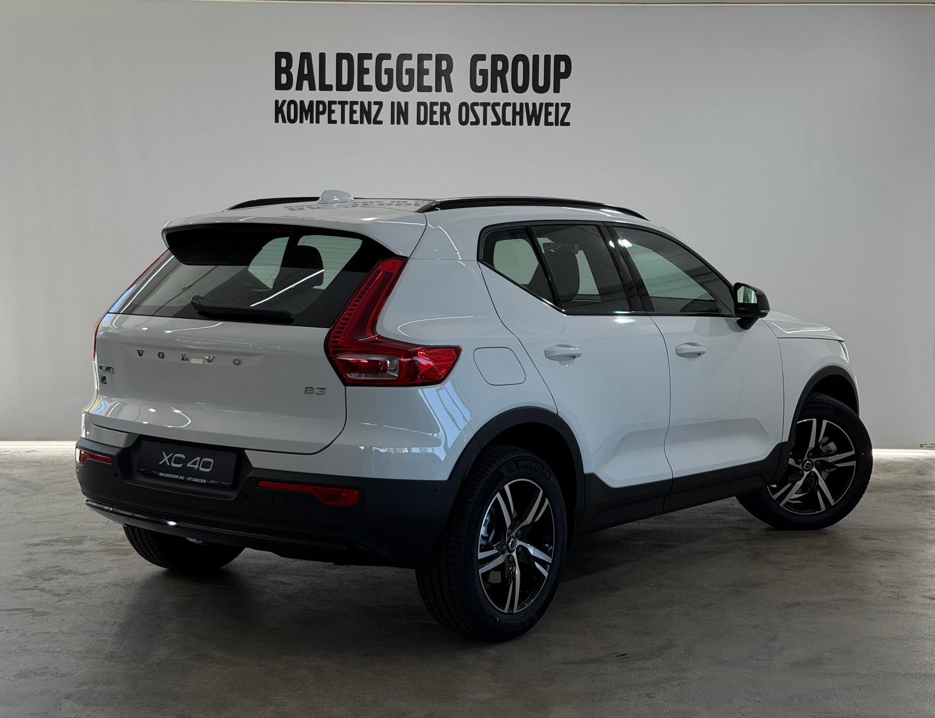 VOLVO XC40 2.0 B3 MH Plus Dark-image-2