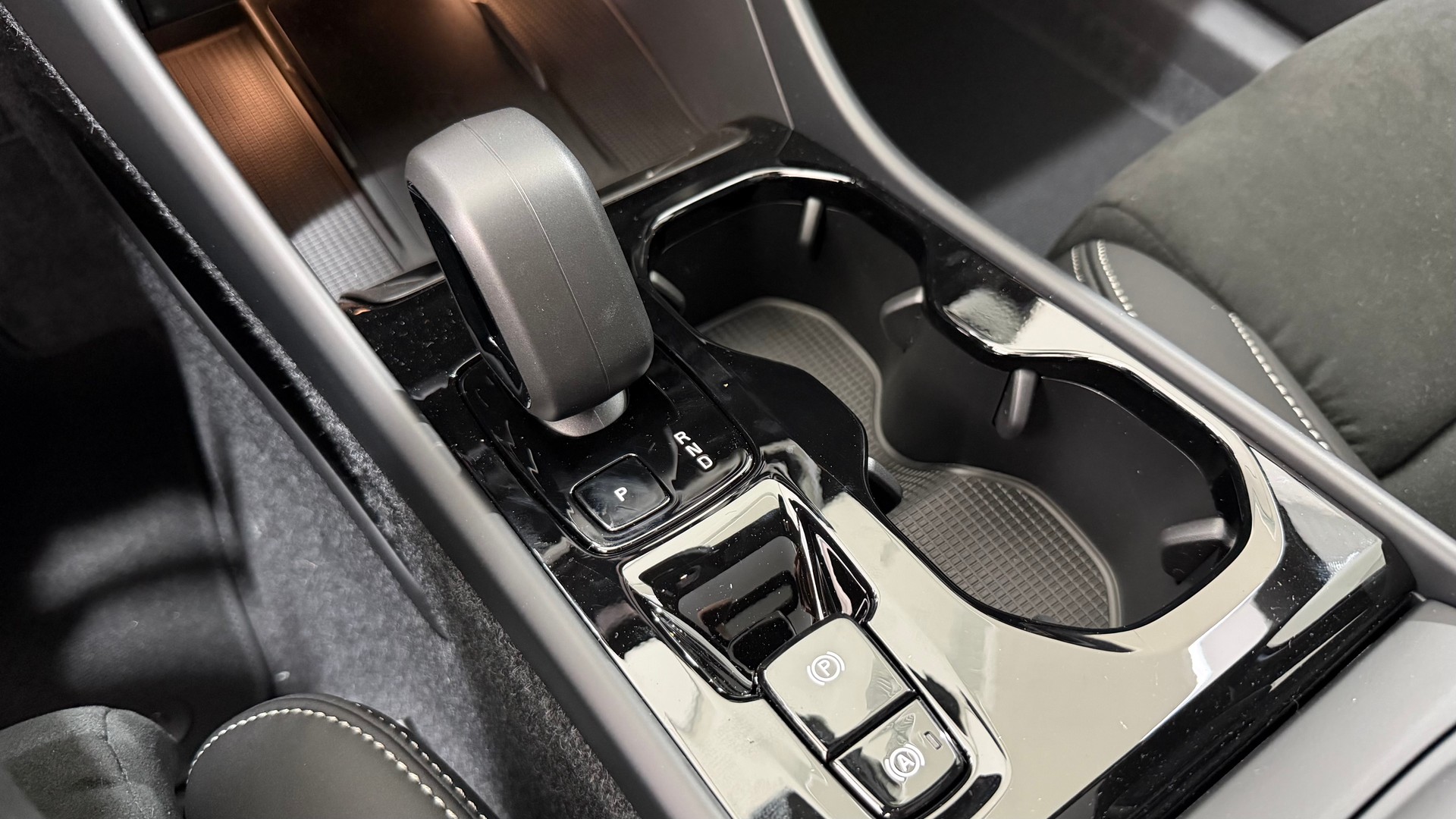 VOLVO XC40 2.0 B3 MH Plus Dark-image-10
