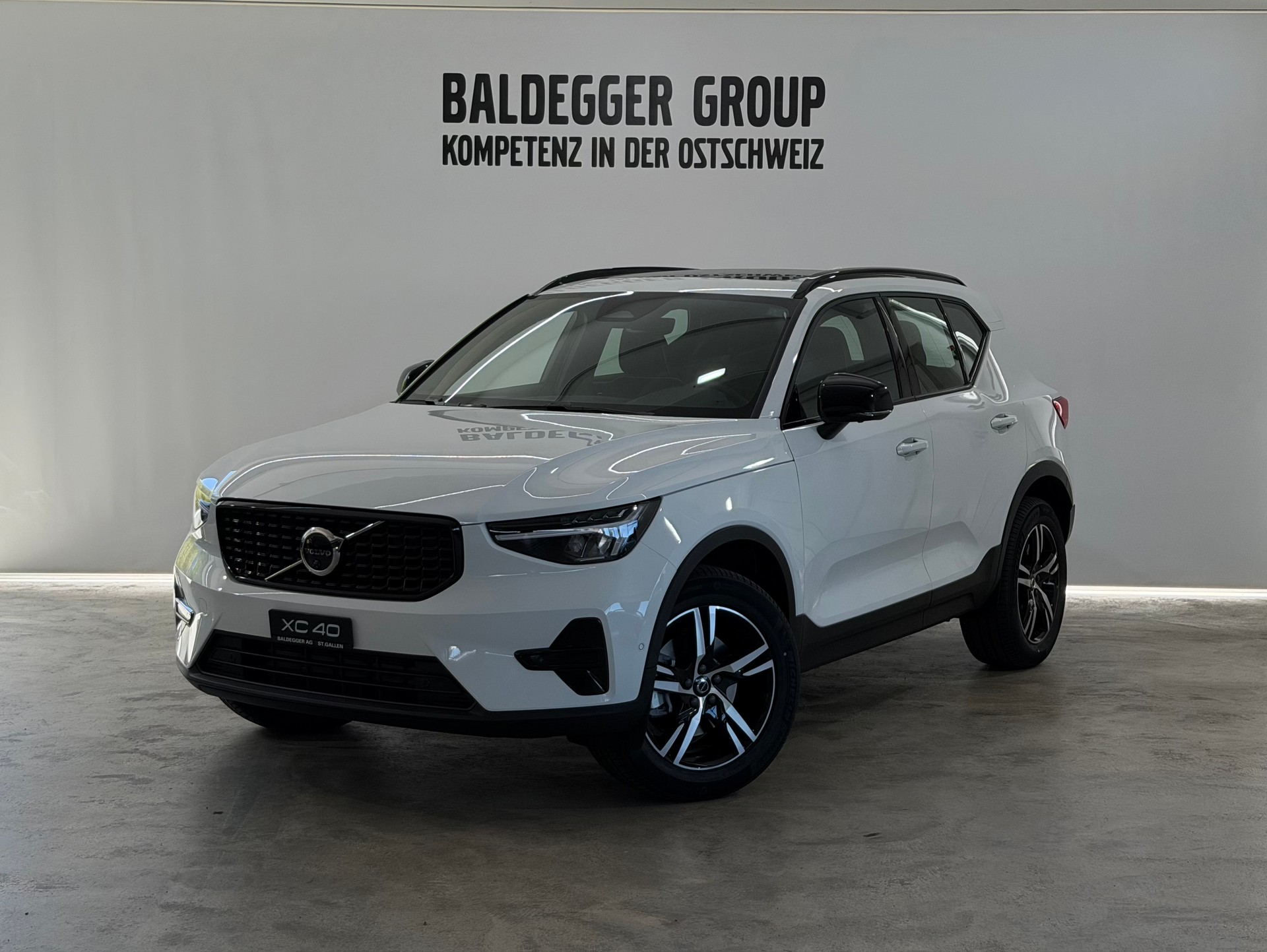 VOLVO XC40 2.0 B3 MH Plus Dark-image-0