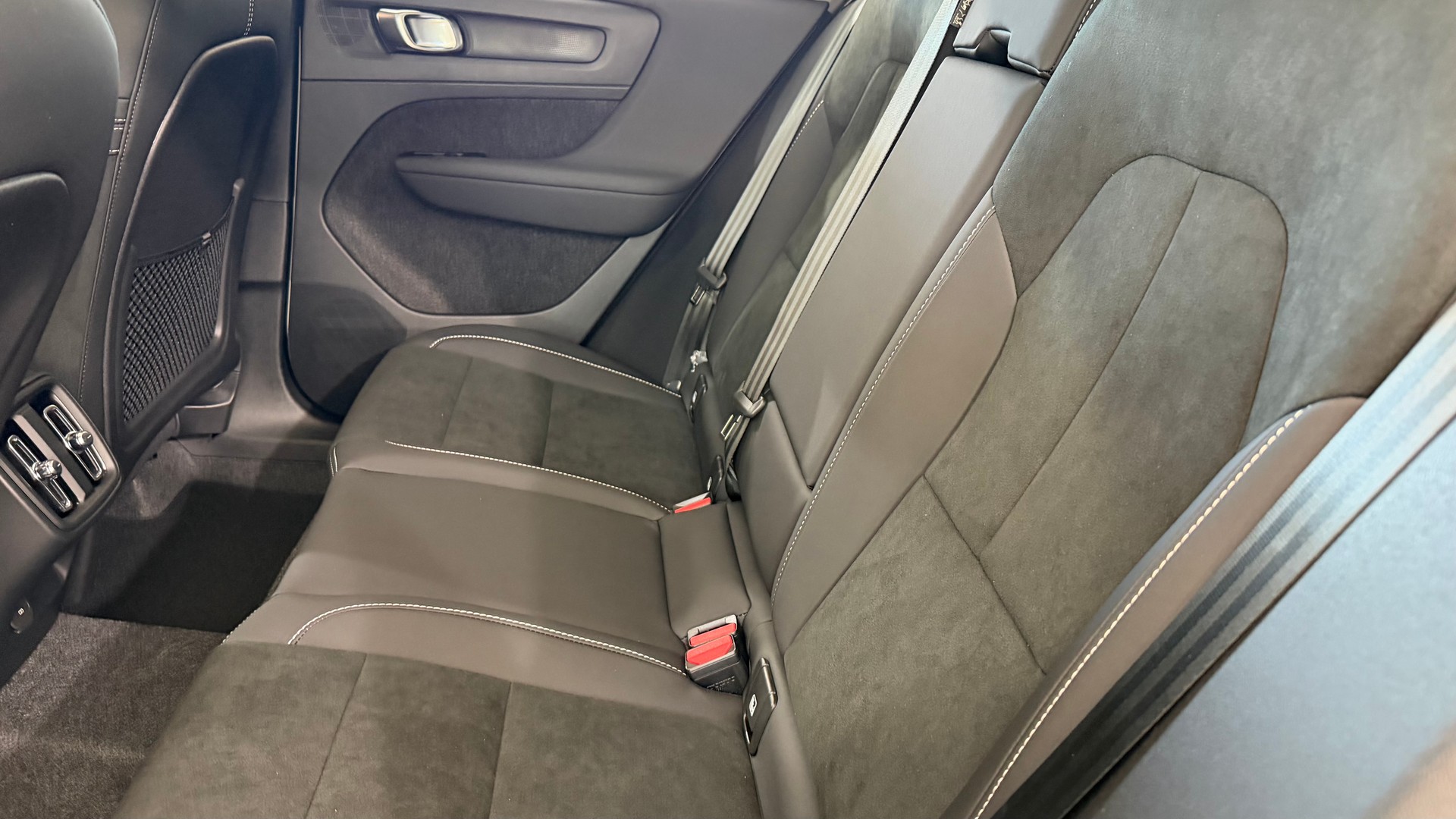 VOLVO XC40 2.0 B3 MH Plus Dark-image-6