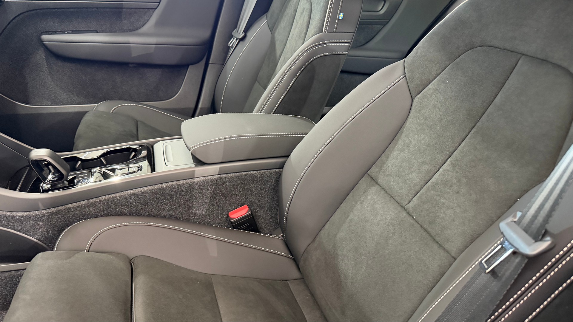 VOLVO XC40 2.0 B3 MH Plus Dark-image-5
