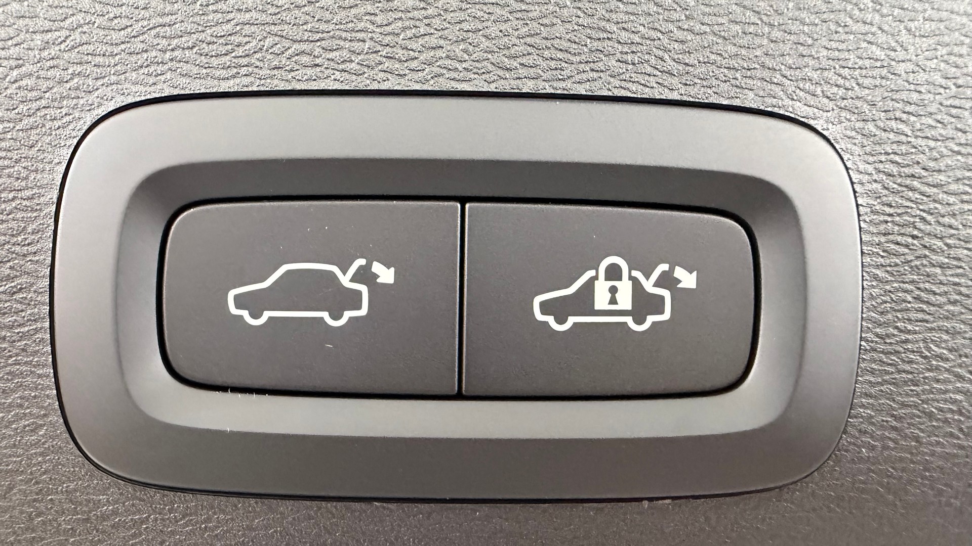 VOLVO XC40 2.0 B3 MH Plus Dark-image-15