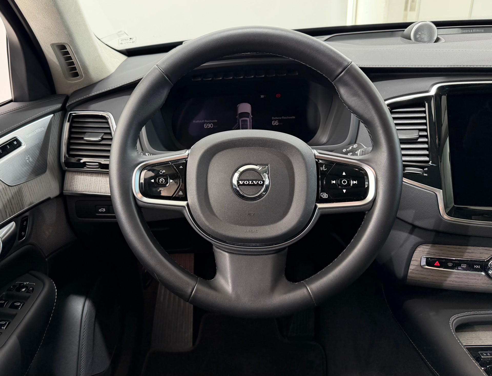VOLVO XC40 2.0 B3 MH Plus Dark-image-12