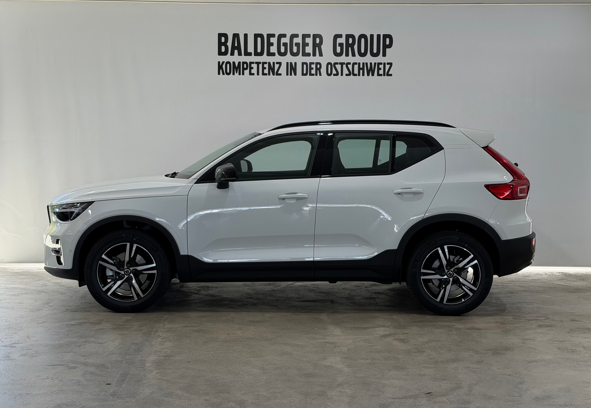 VOLVO XC40 2.0 B3 MH Plus Dark-image-1
