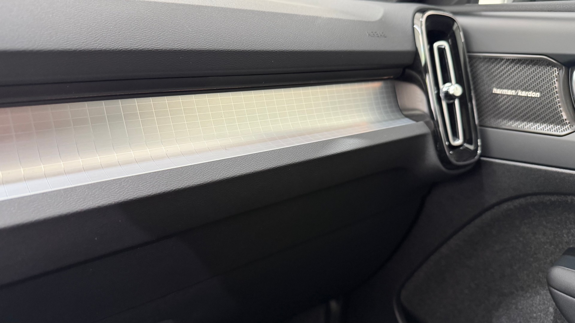 VOLVO XC40 2.0 B3 MH Plus Dark-image-13