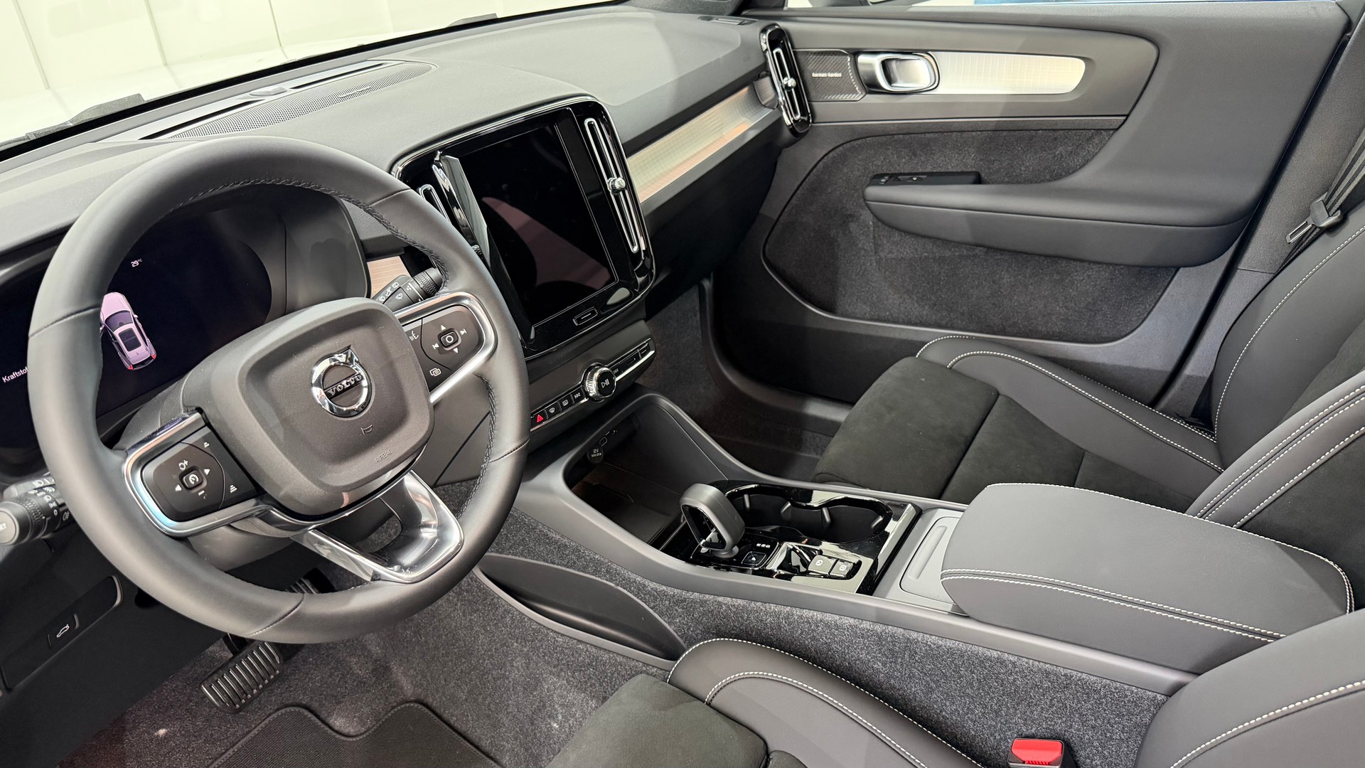 VOLVO XC40 2.0 B3 MH Plus Dark-image-3
