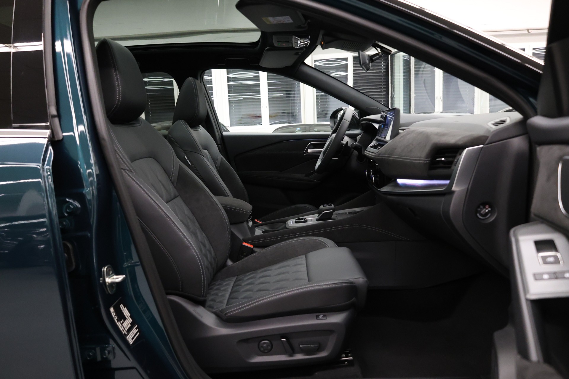 NISSAN Qashqai 1.3 DIG-T Tekna+ 4x4-image-16