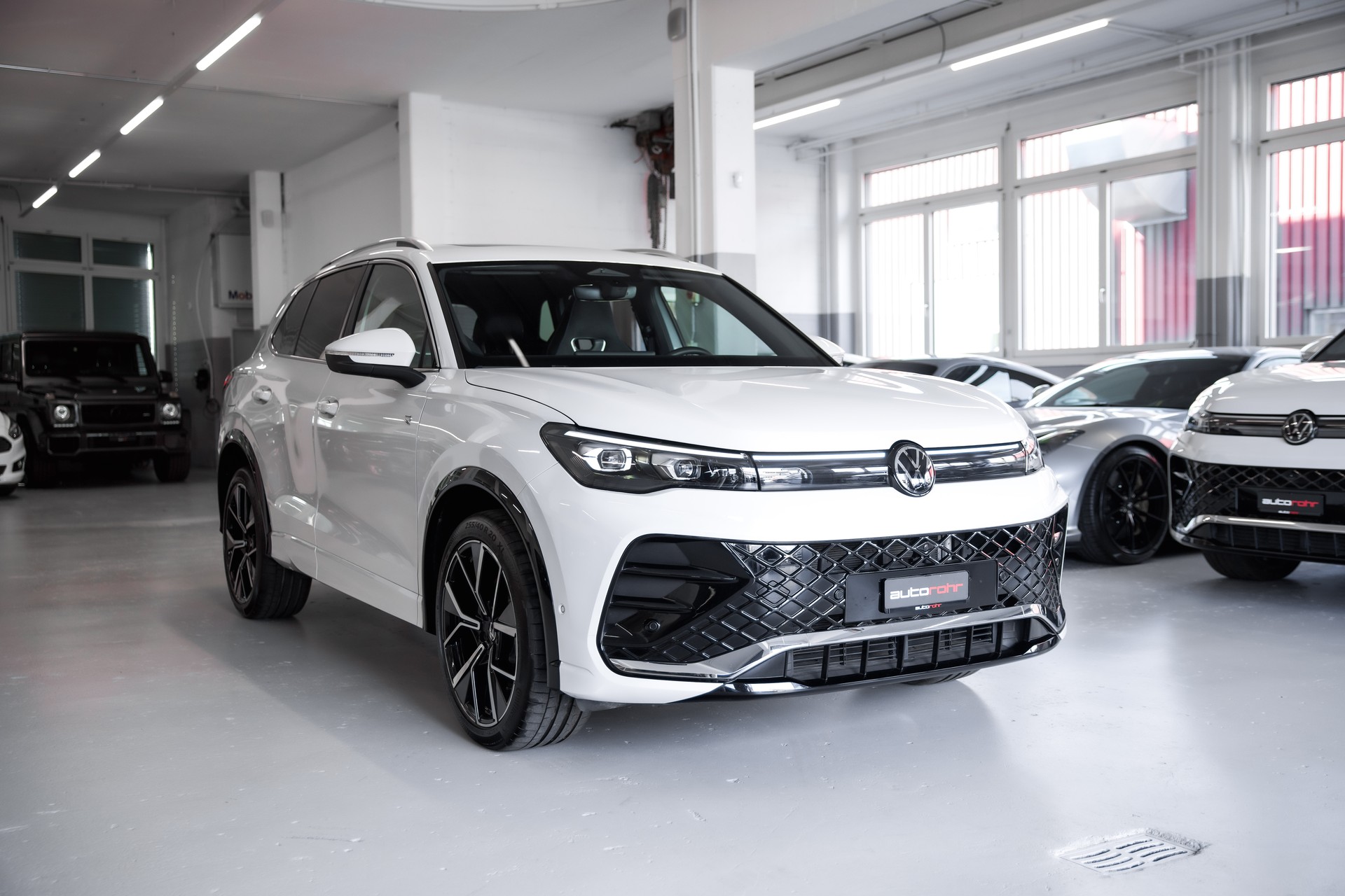 VW Tiguan 2.0 TSI R-Line DSG 4motion-image-2