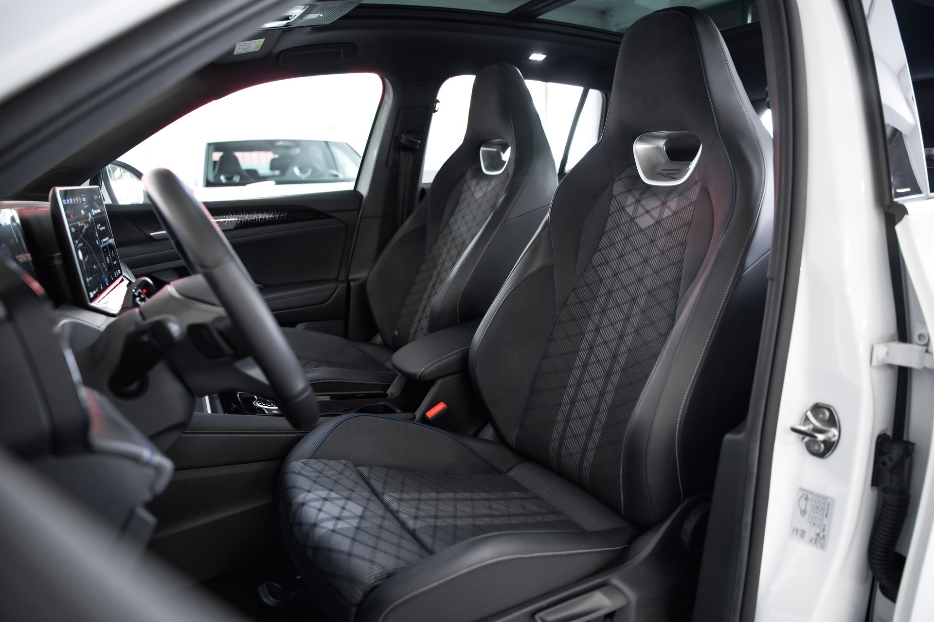 VW Tiguan 2.0 TSI R-Line DSG 4motion-image-19