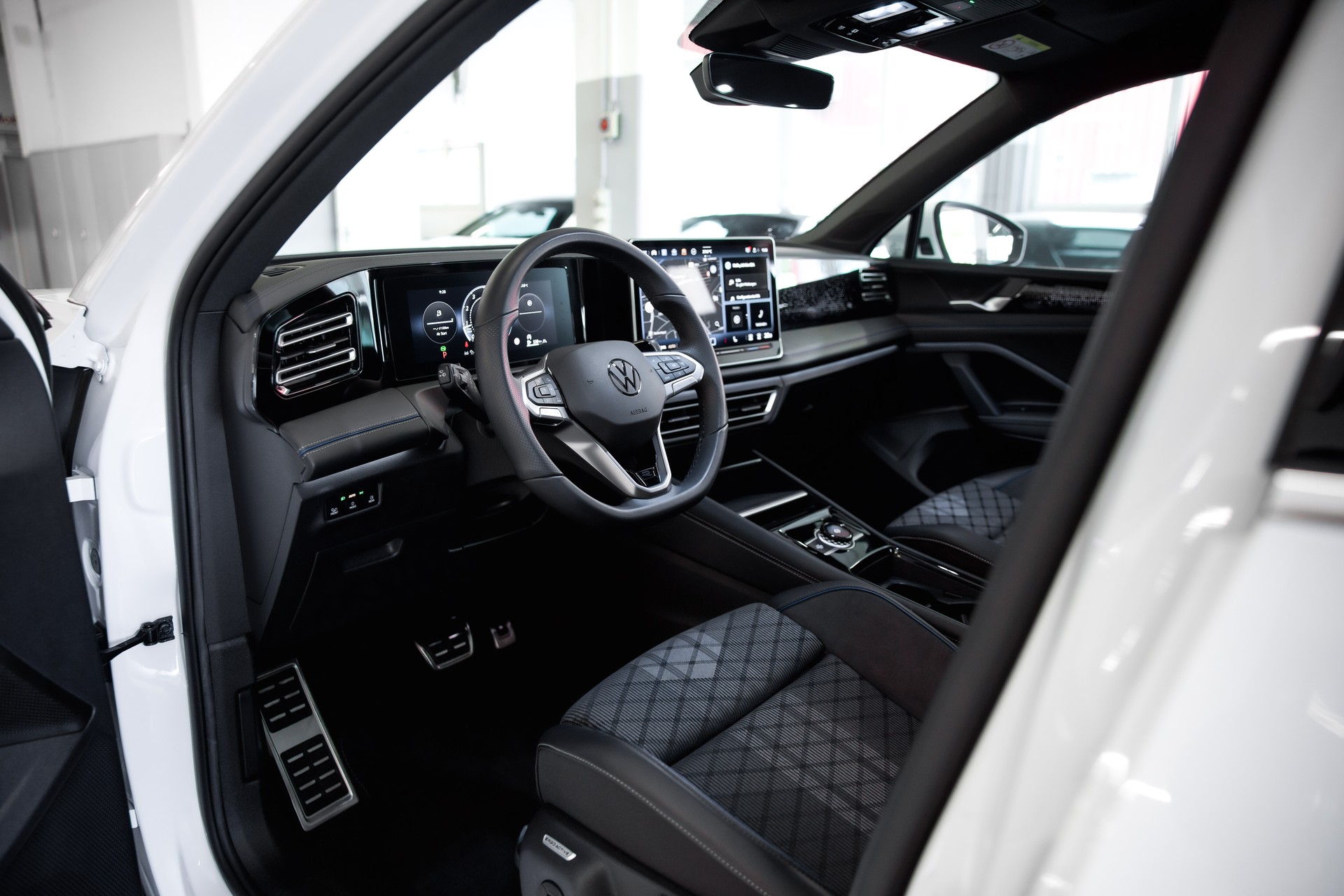 VW Tiguan 2.0 TSI R-Line DSG 4motion-image-17