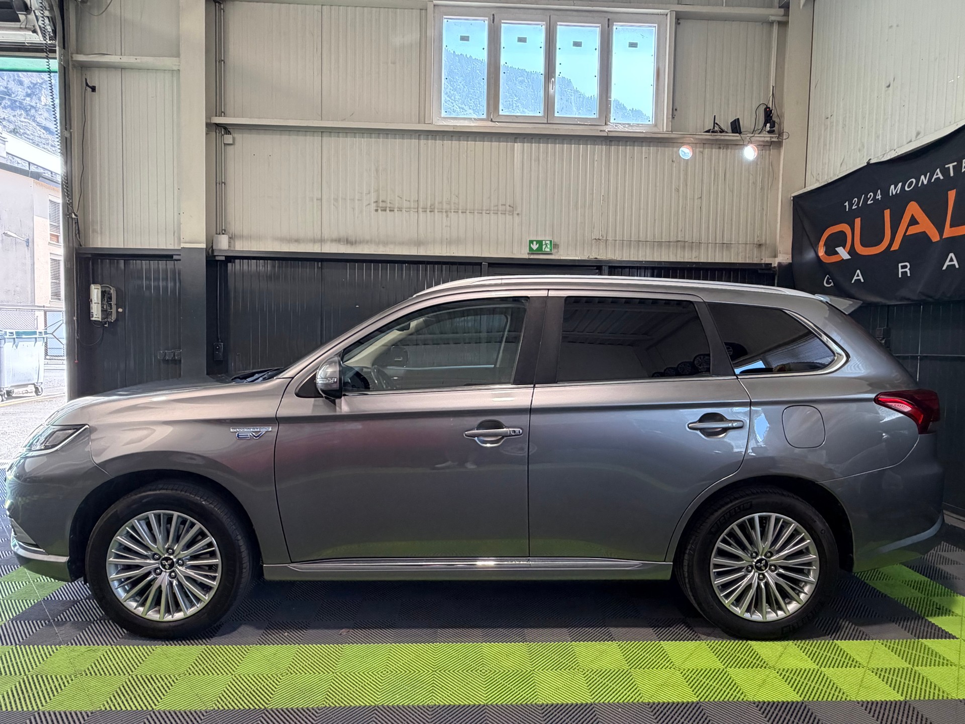 MITSUBISHI Outlander 2.4 PHEV Diamond 4WD Automatic-image-6
