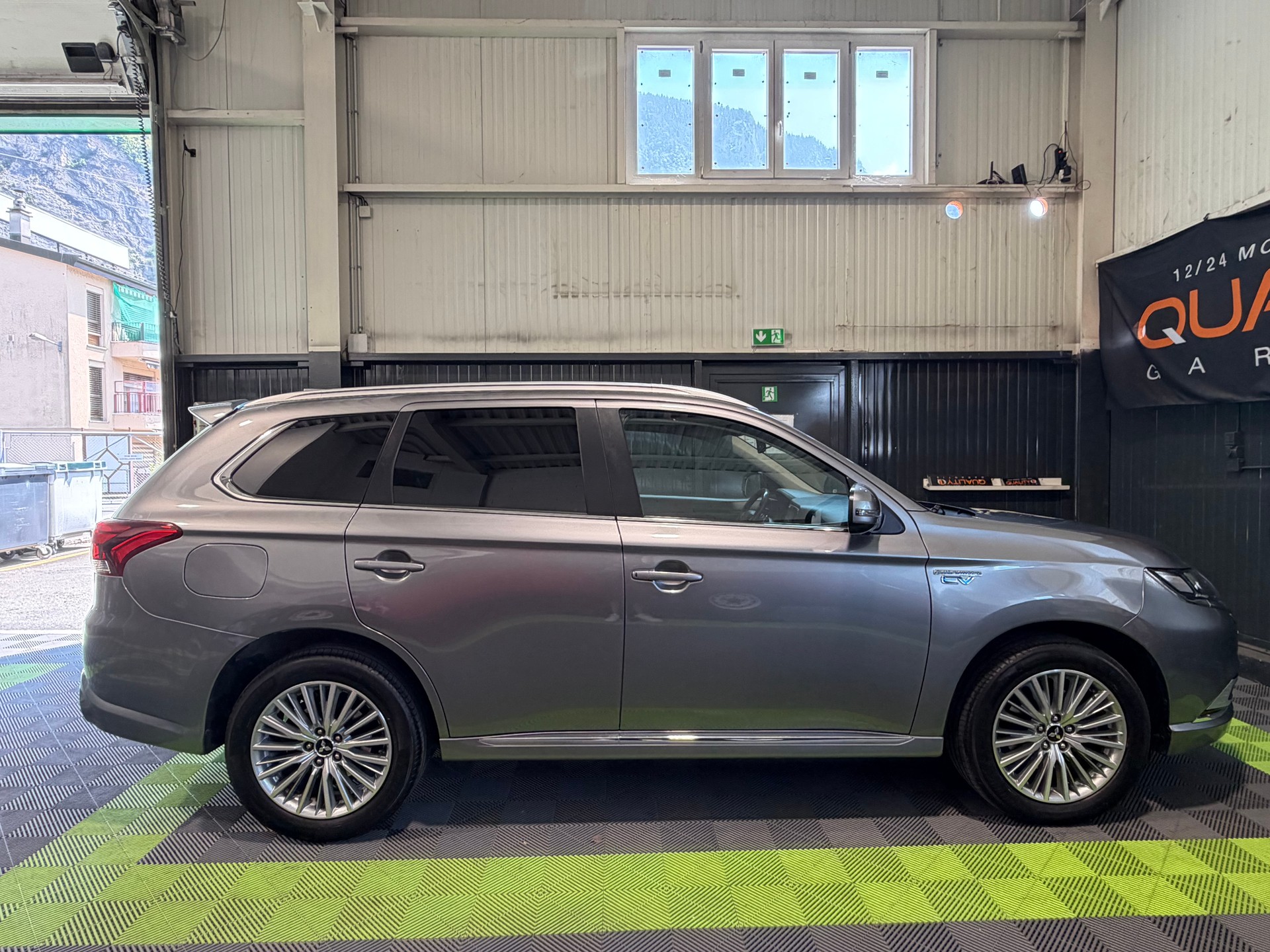 MITSUBISHI Outlander 2.4 PHEV Diamond 4WD Automatic-image-3