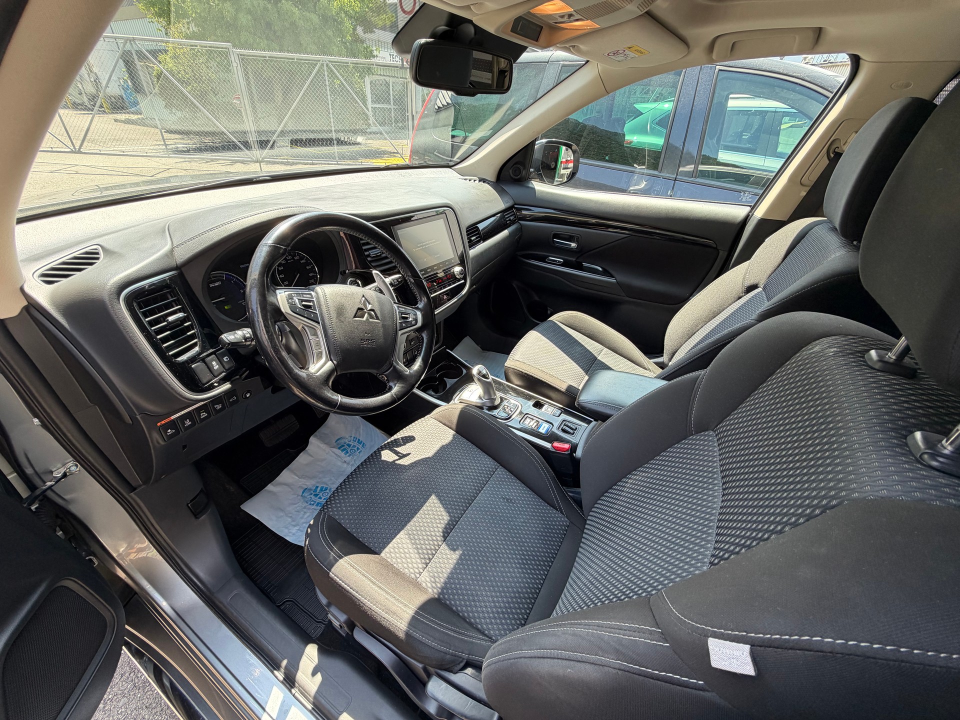 MITSUBISHI Outlander 2.4 PHEV Diamond 4WD Automatic-image-12