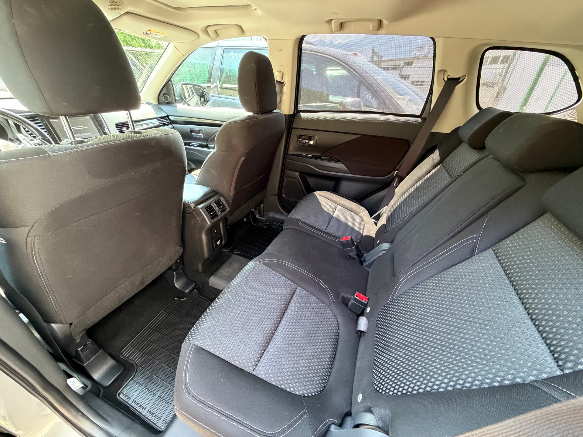 MITSUBISHI Outlander 2.4 PHEV Diamond 4WD Automatic-image-8