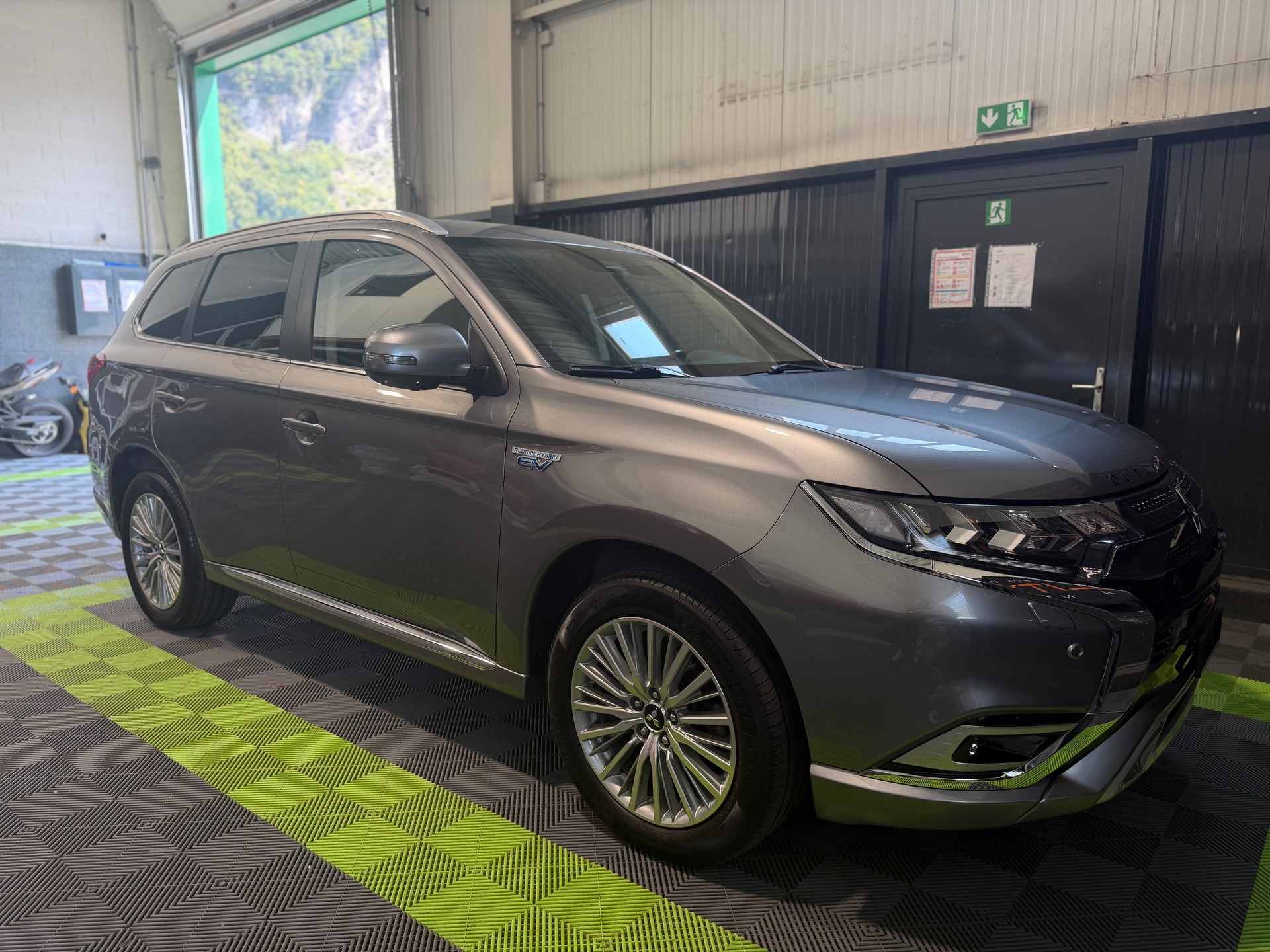MITSUBISHI Outlander 2.4 PHEV Diamond 4WD Automatic-image-2