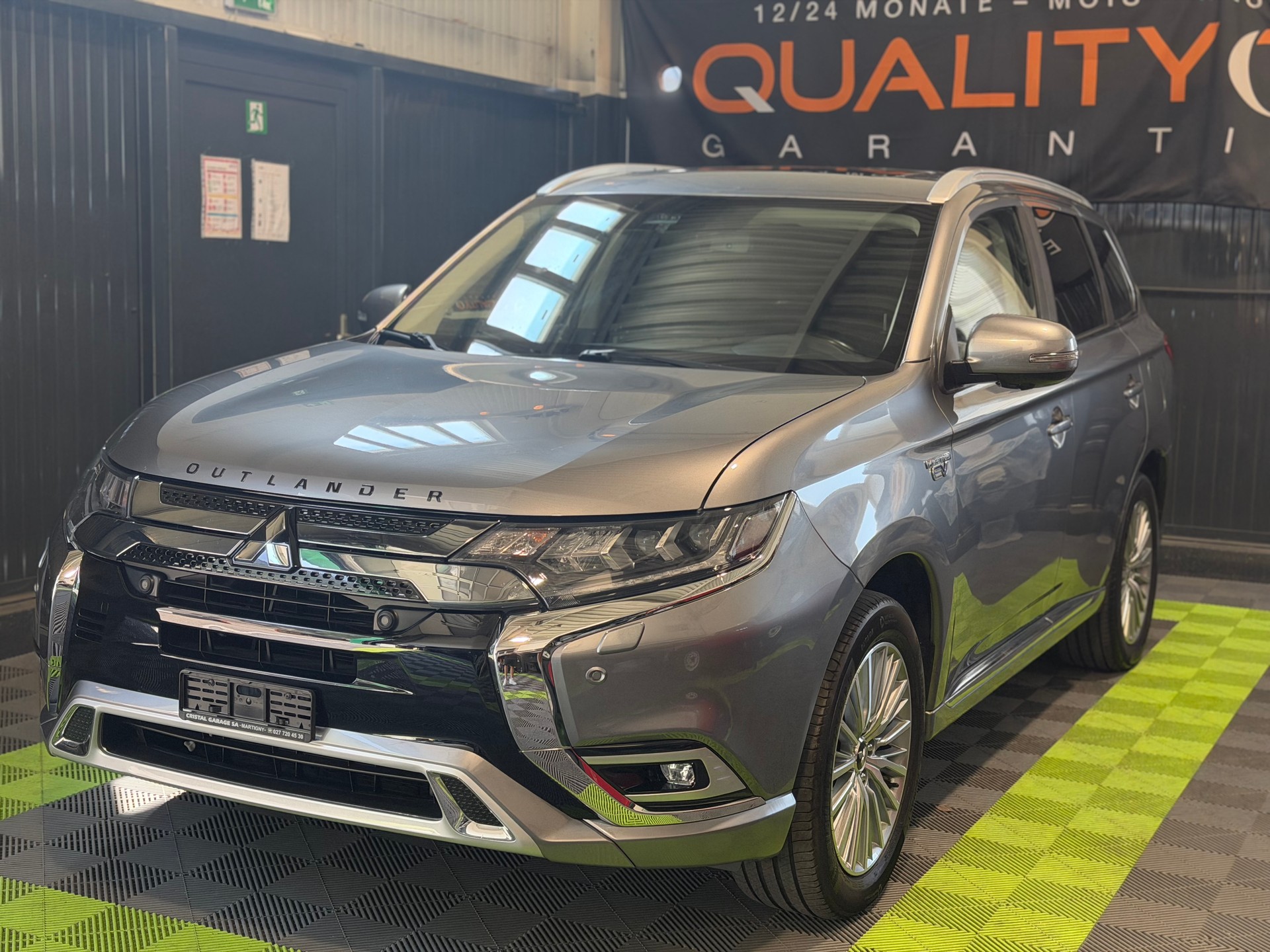 MITSUBISHI Outlander 2.4 PHEV Diamond 4WD Automatic-image-0