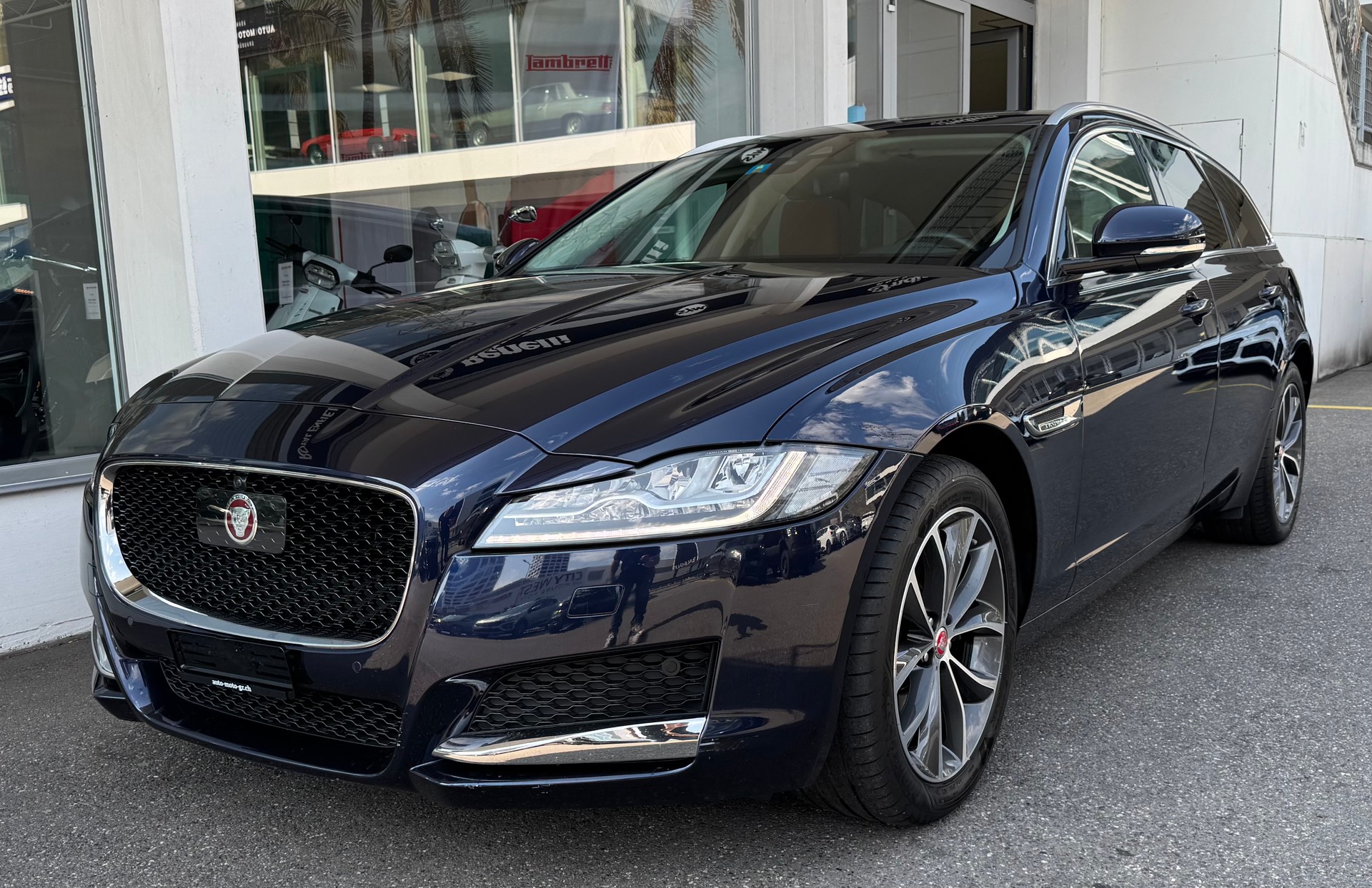 JAGUAR XF Sportbrake 30t Portfolio AWD-image-5