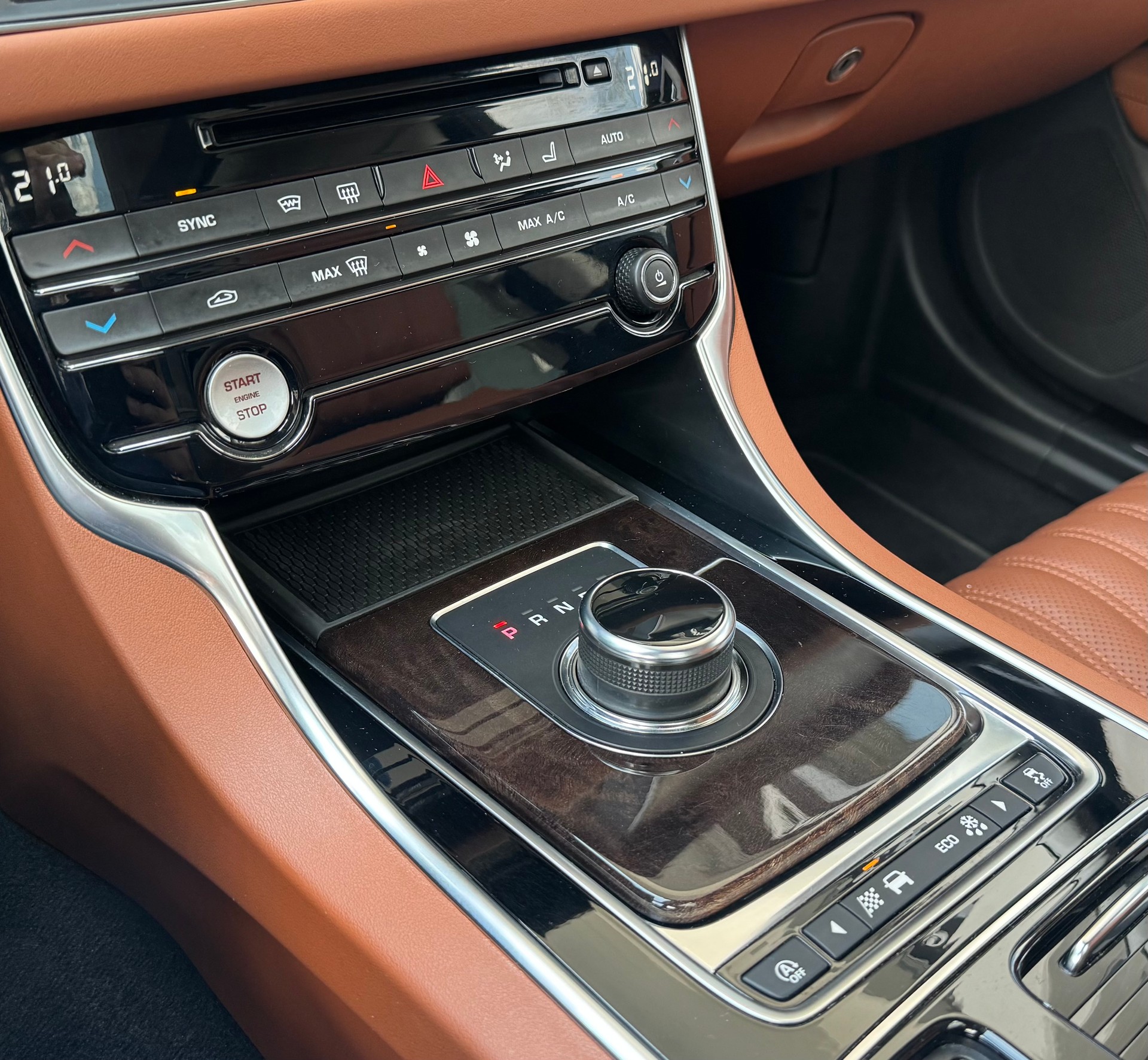 JAGUAR XF Sportbrake 30t Portfolio AWD-image-19